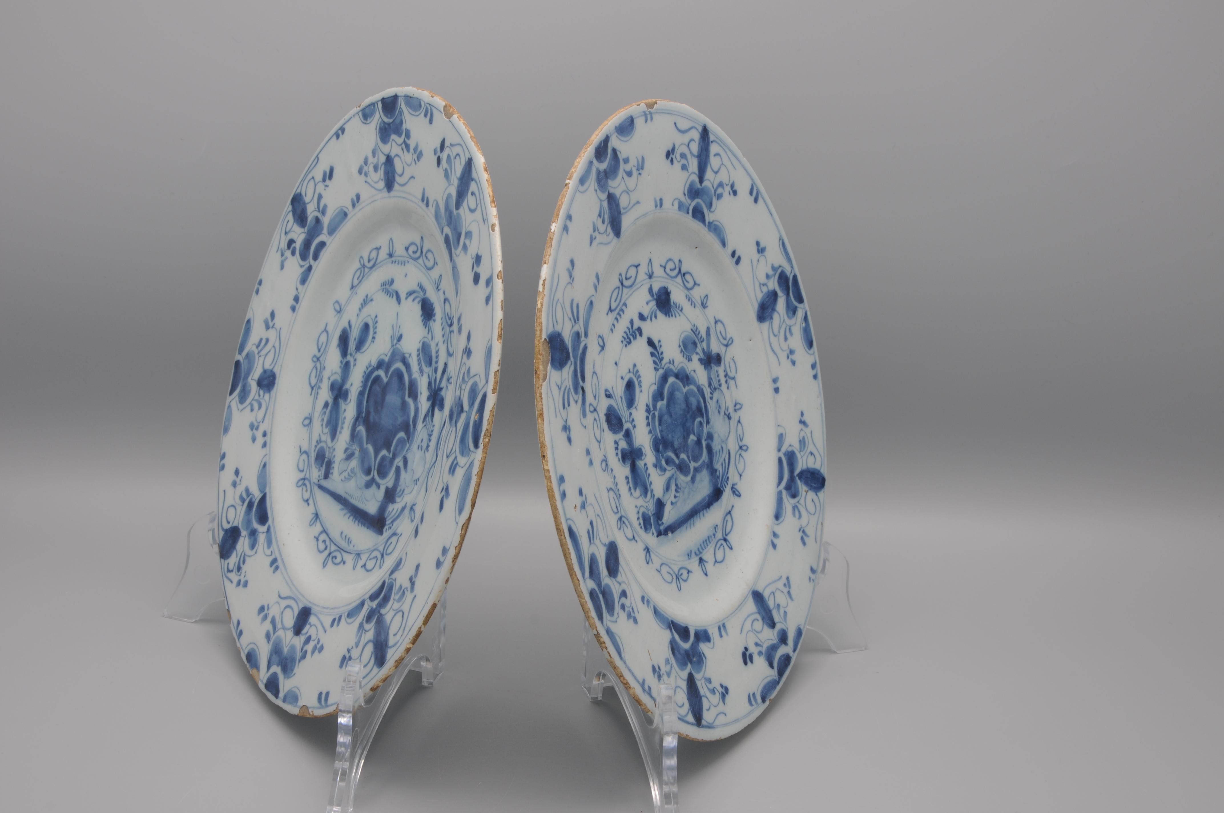 Delft - Pareja de platos florales azules Delfware - Siglo XVIII siglo XVIII y antes en venta