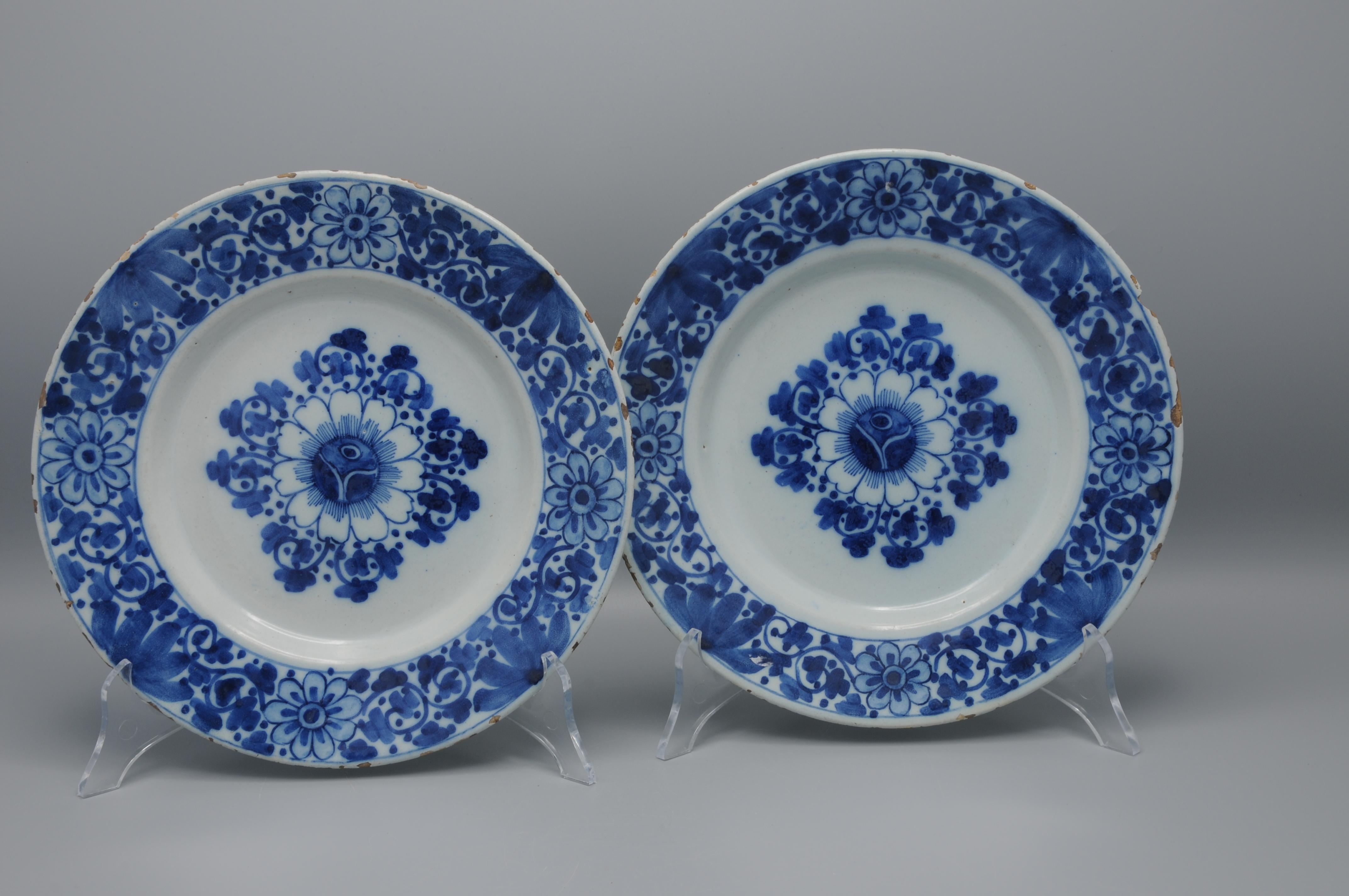 Delft - Pareja de platos florales azules Delfware - Siglo XVIII Loza de barro en venta