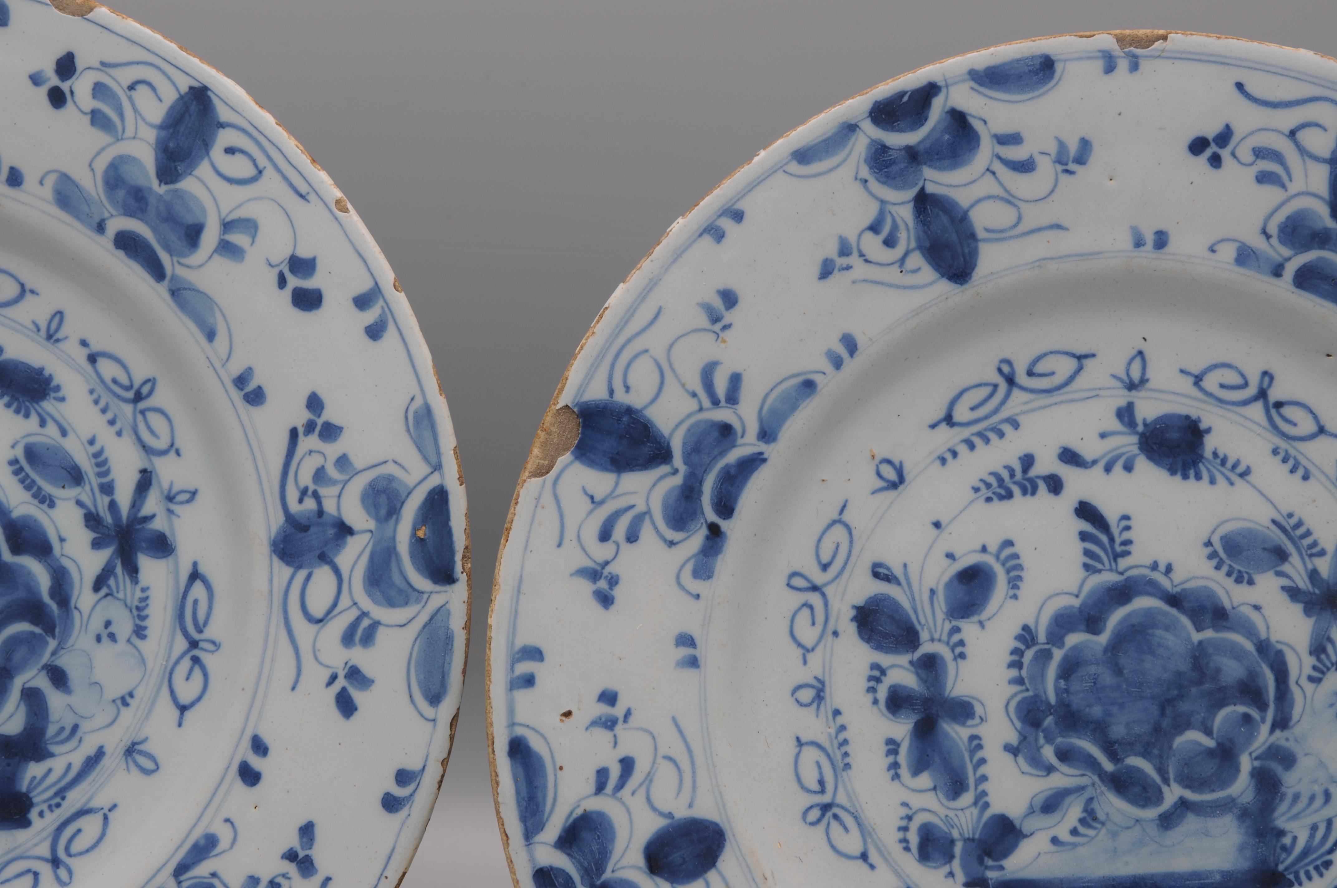 Delft - Pareja de platos florales azules Delfware - Siglo XVIII Loza de barro en venta