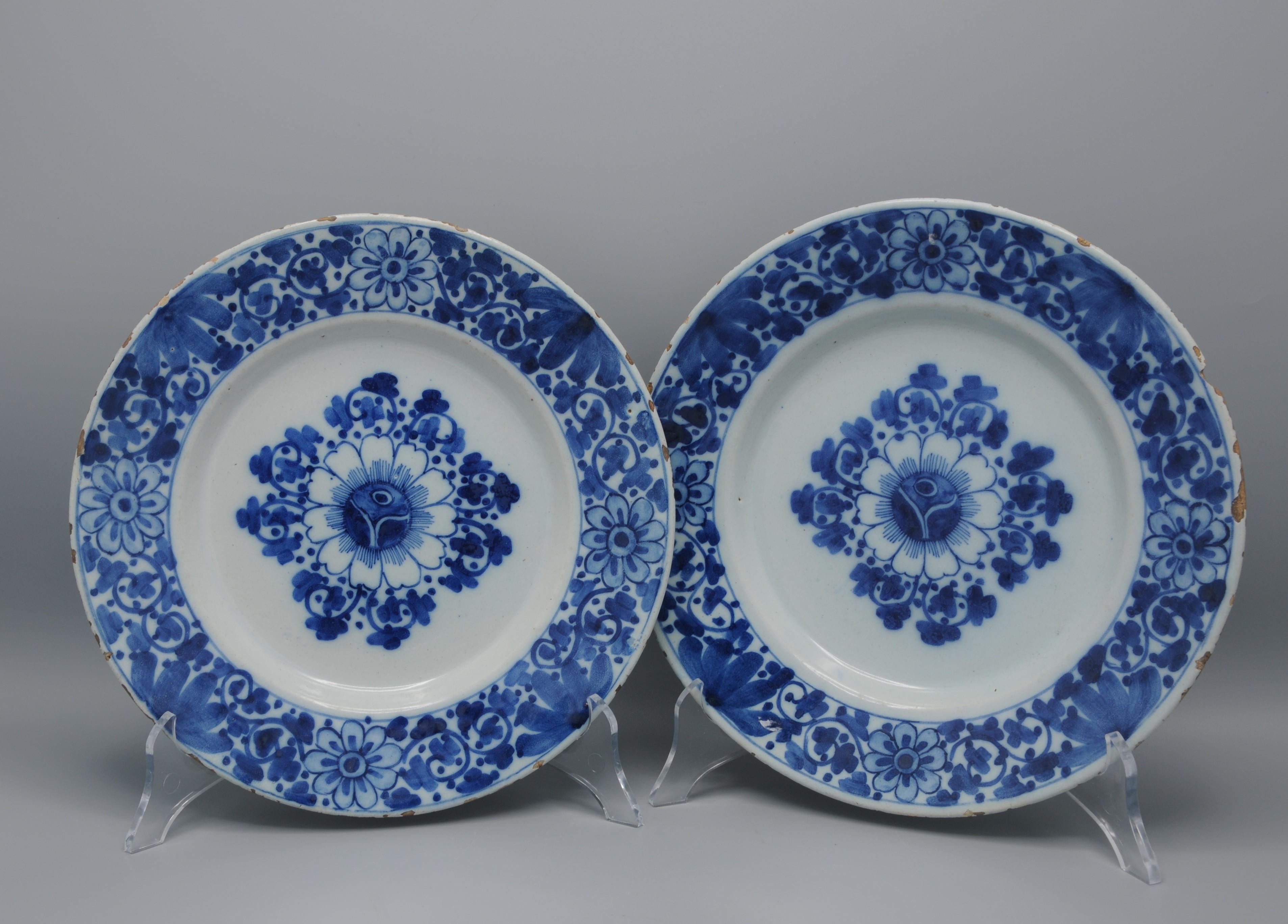 Delft - Pareja de platos florales azules Delfware - Siglo XVIII en venta 1