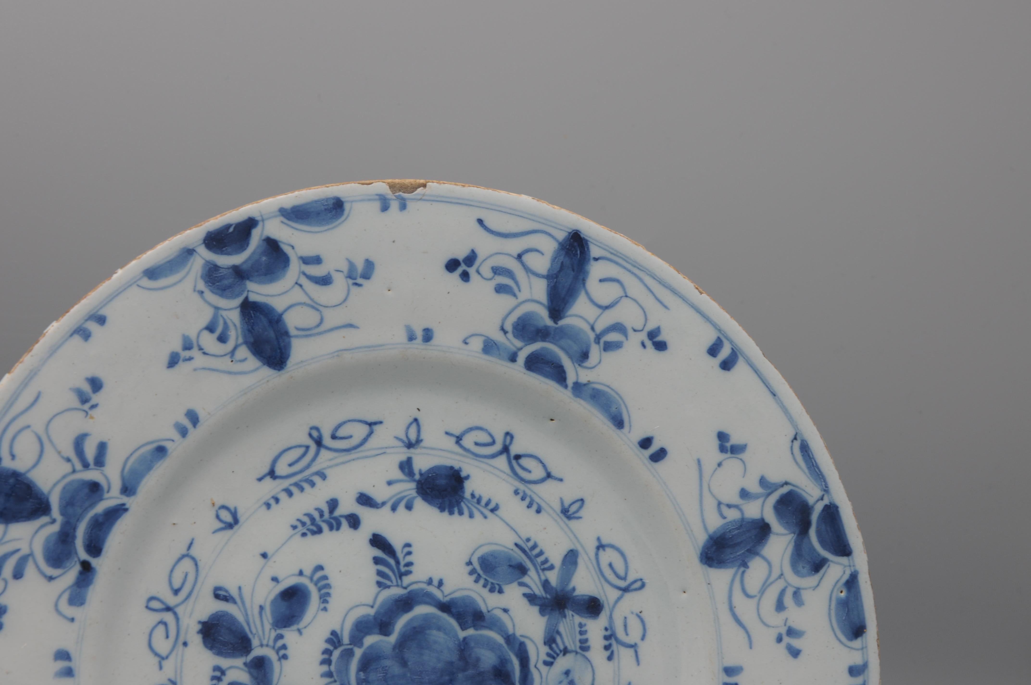 Delft - Pareja de platos florales azules Delfware - Siglo XVIII en venta 1