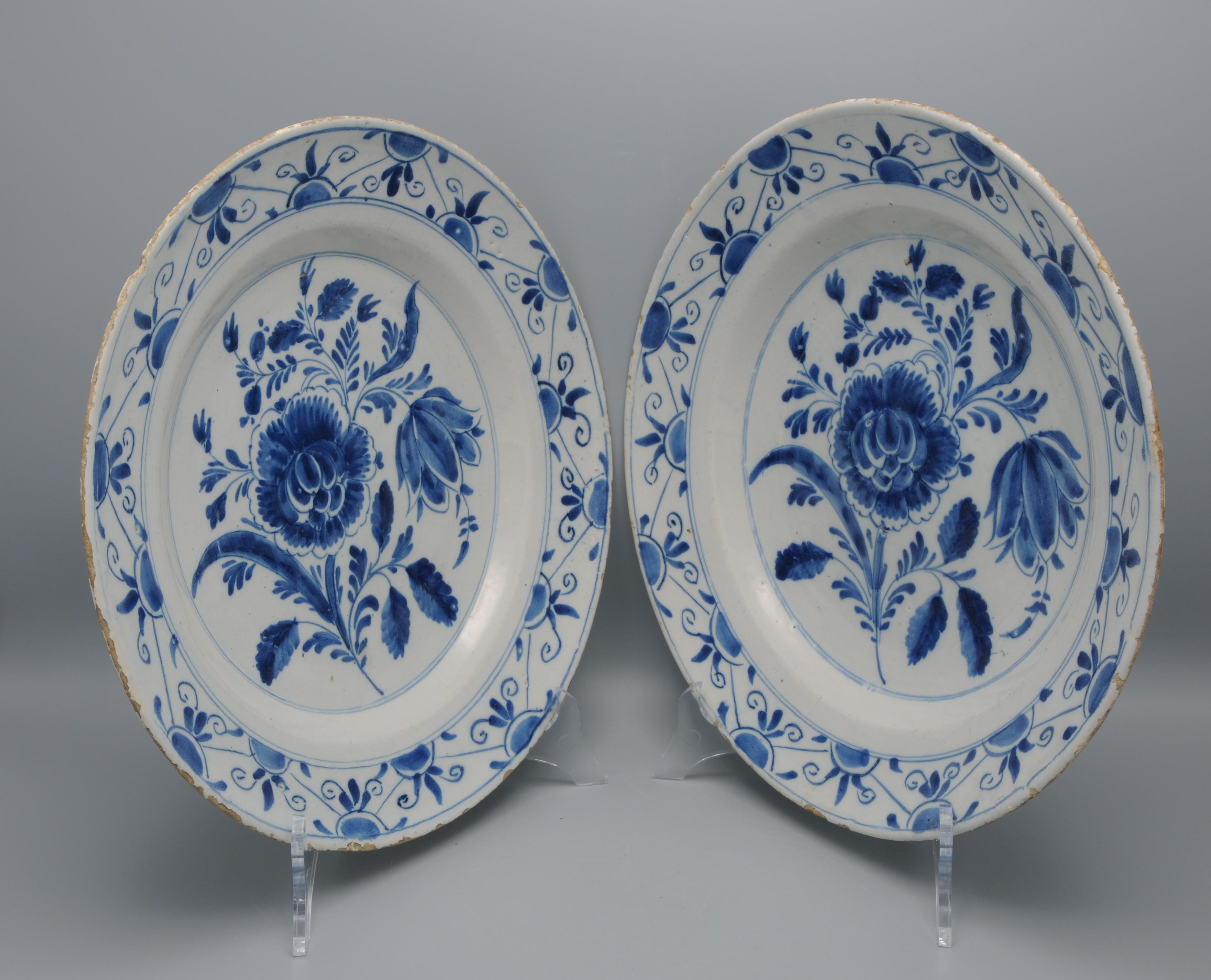 Delft - Paire de plats en Delfware à décor floral bleu - 18e siècle en vente 2
