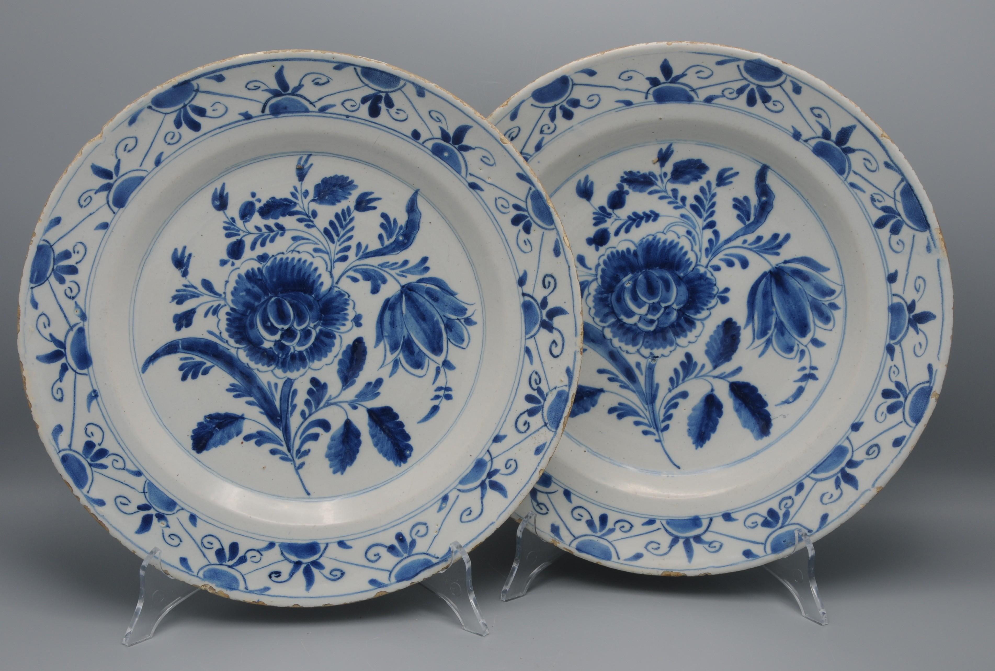 Chinoiseries Delft - Paire de plats en Delfware à décor floral bleu - 18e siècle en vente