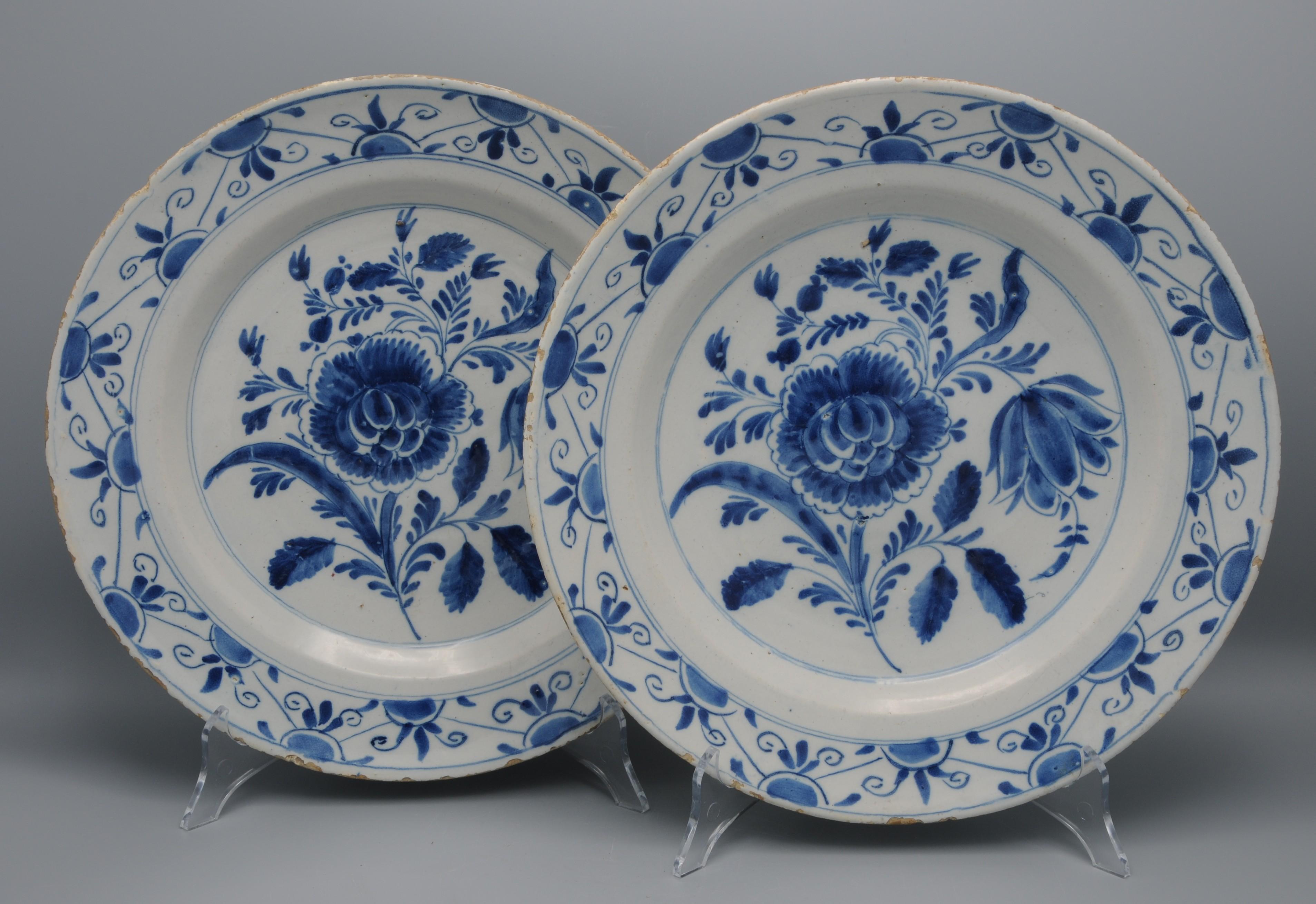 Néerlandais Delft - Paire de plats en Delfware à décor floral bleu - 18e siècle en vente