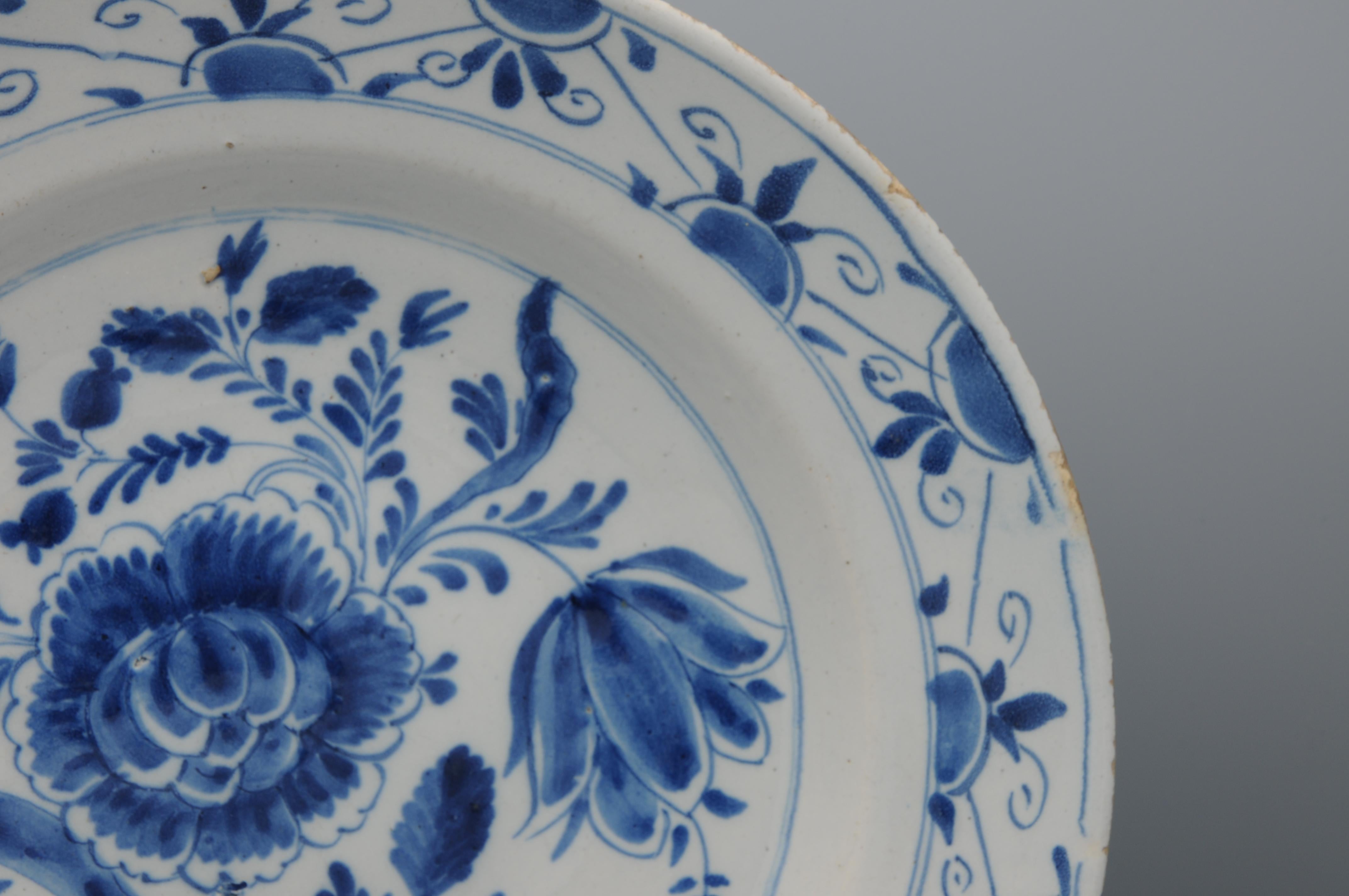 Peint à la main Delft - Paire de plats en Delfware à décor floral bleu - 18e siècle en vente