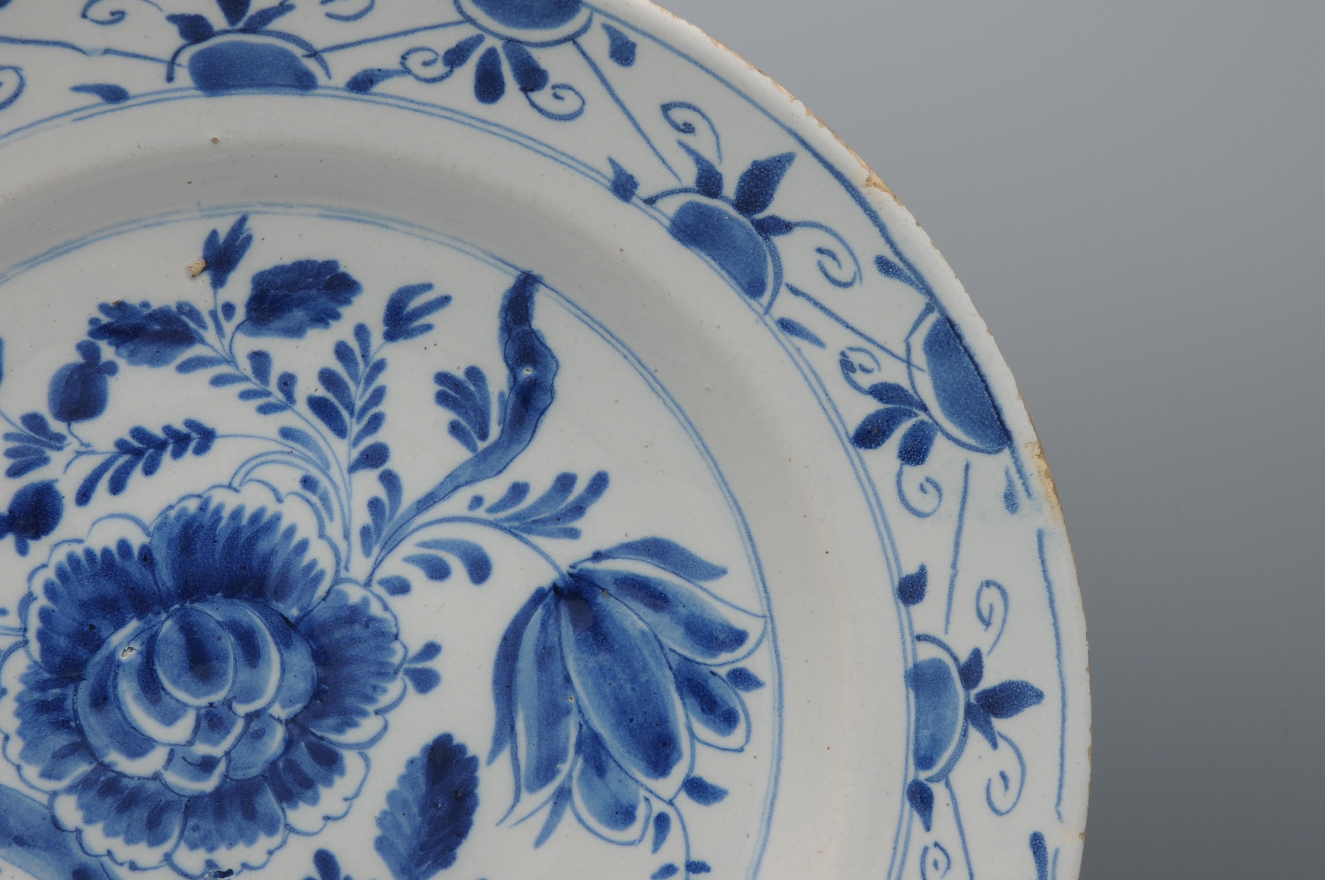 Delft - Paire de plats en Delfware à décor floral bleu - 18e siècle Bon état - En vente à DELFT, NL