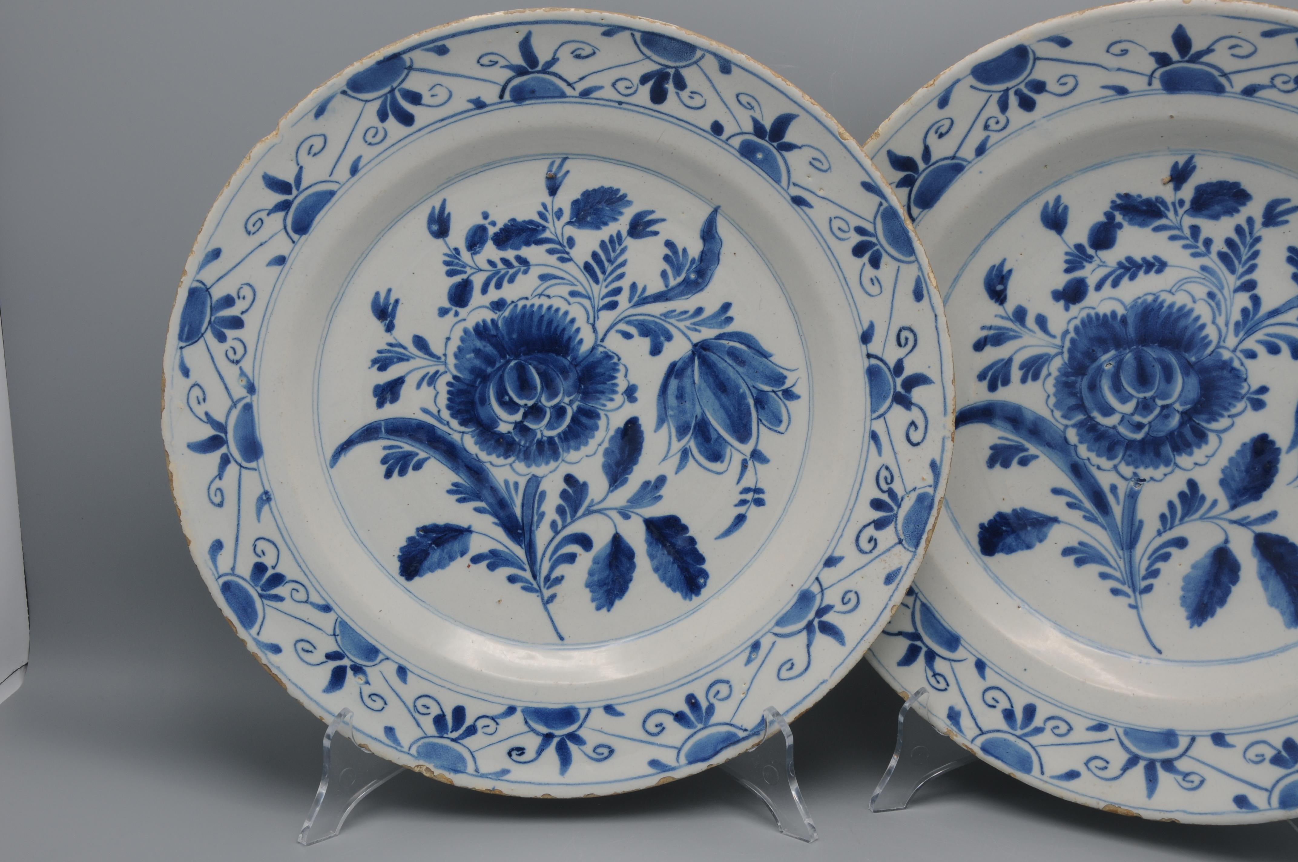 XVIIIe siècle et antérieur Delft - Paire de plats en Delfware à décor floral bleu - 18e siècle en vente