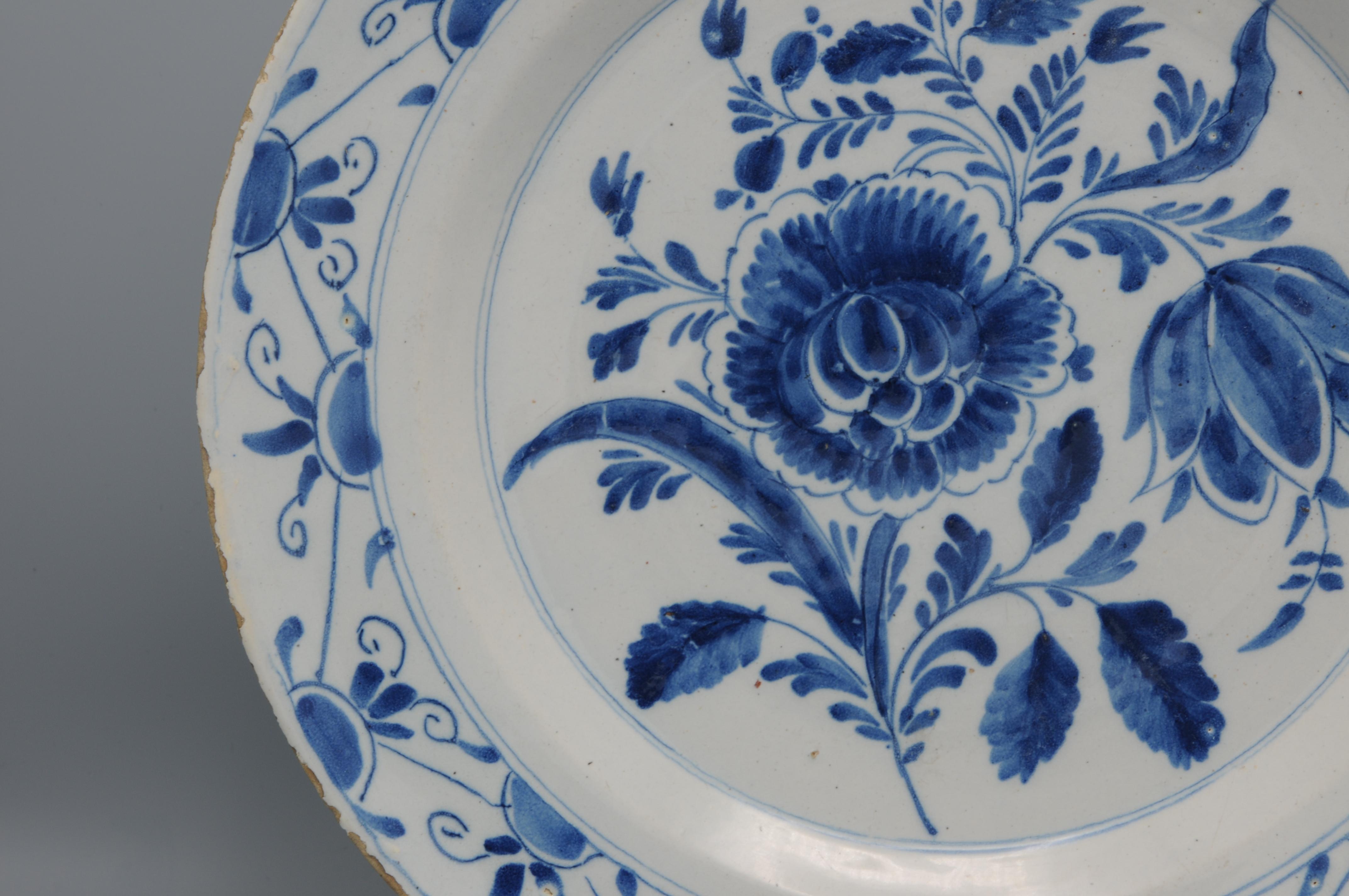 Poterie Delft - Paire de plats en Delfware à décor floral bleu - 18e siècle en vente