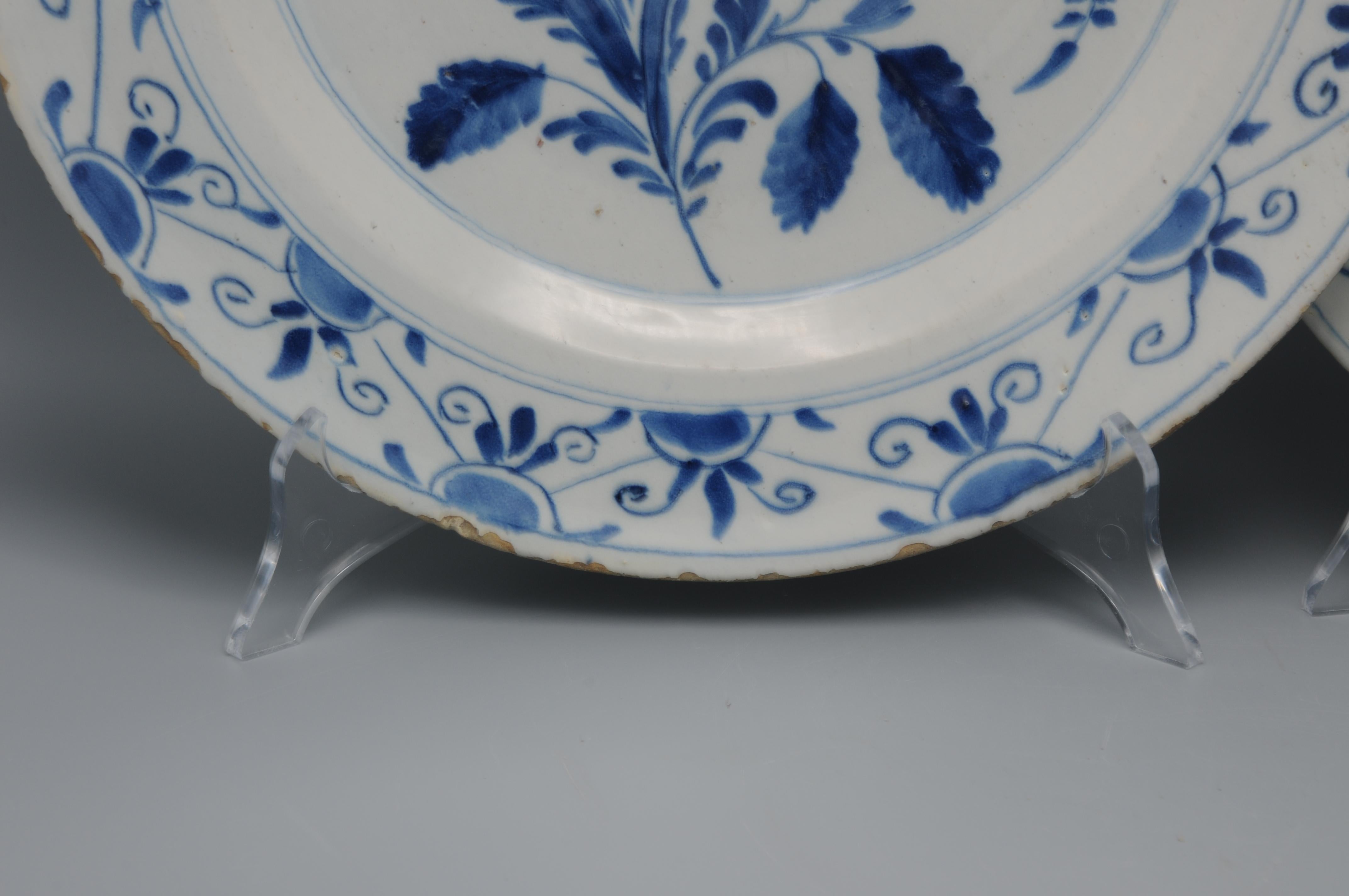 Delft - Paire de plats en Delfware à décor floral bleu - 18e siècle en vente 1