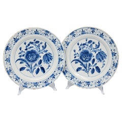Delft – Paar blaue florale Delfware-Platten mit Blumenmuster – 18. Jahrhundert