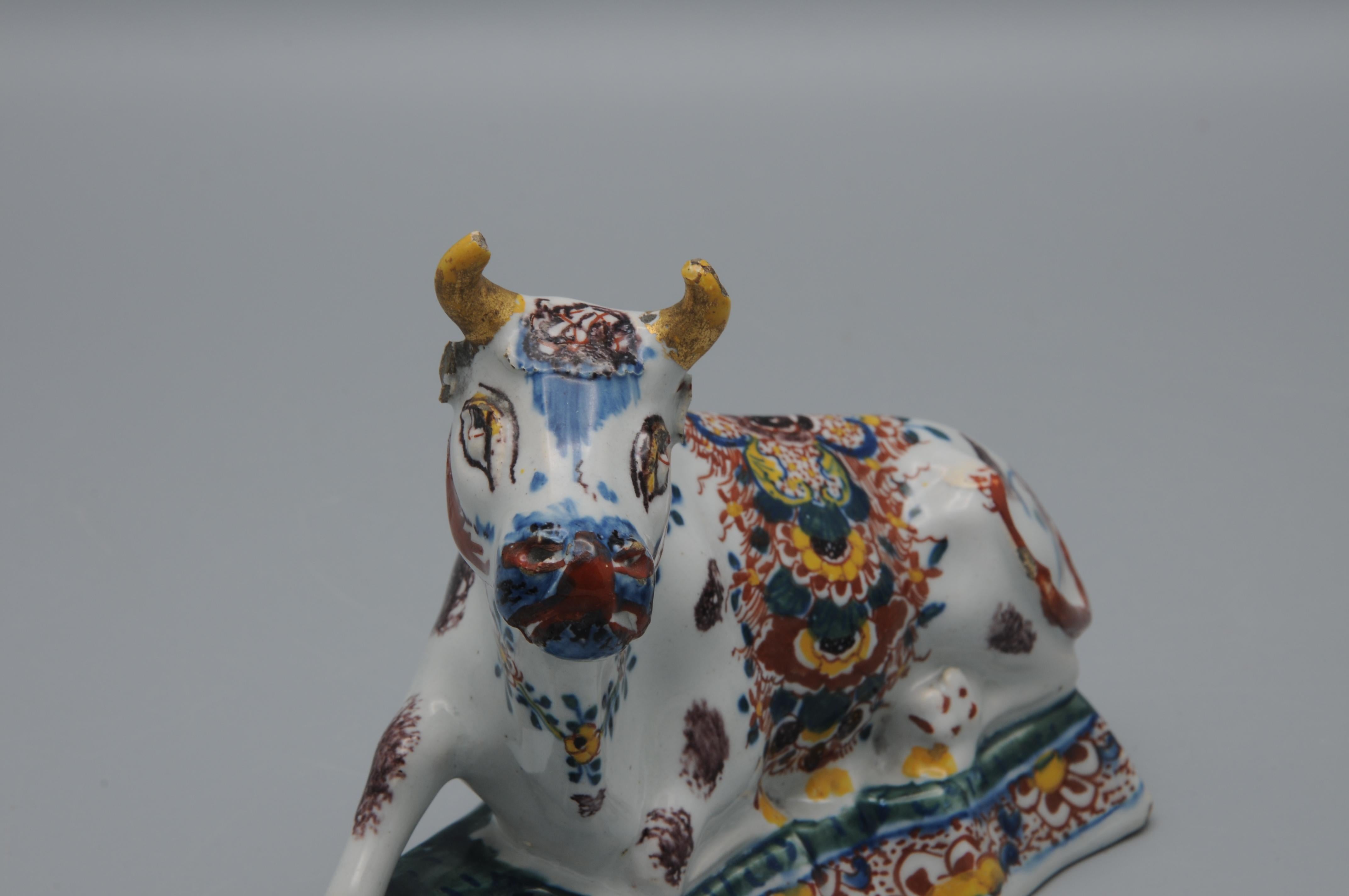 Delft - Pair of Delft polychrome Figurines of Cows, second half 18th century For Sale 4