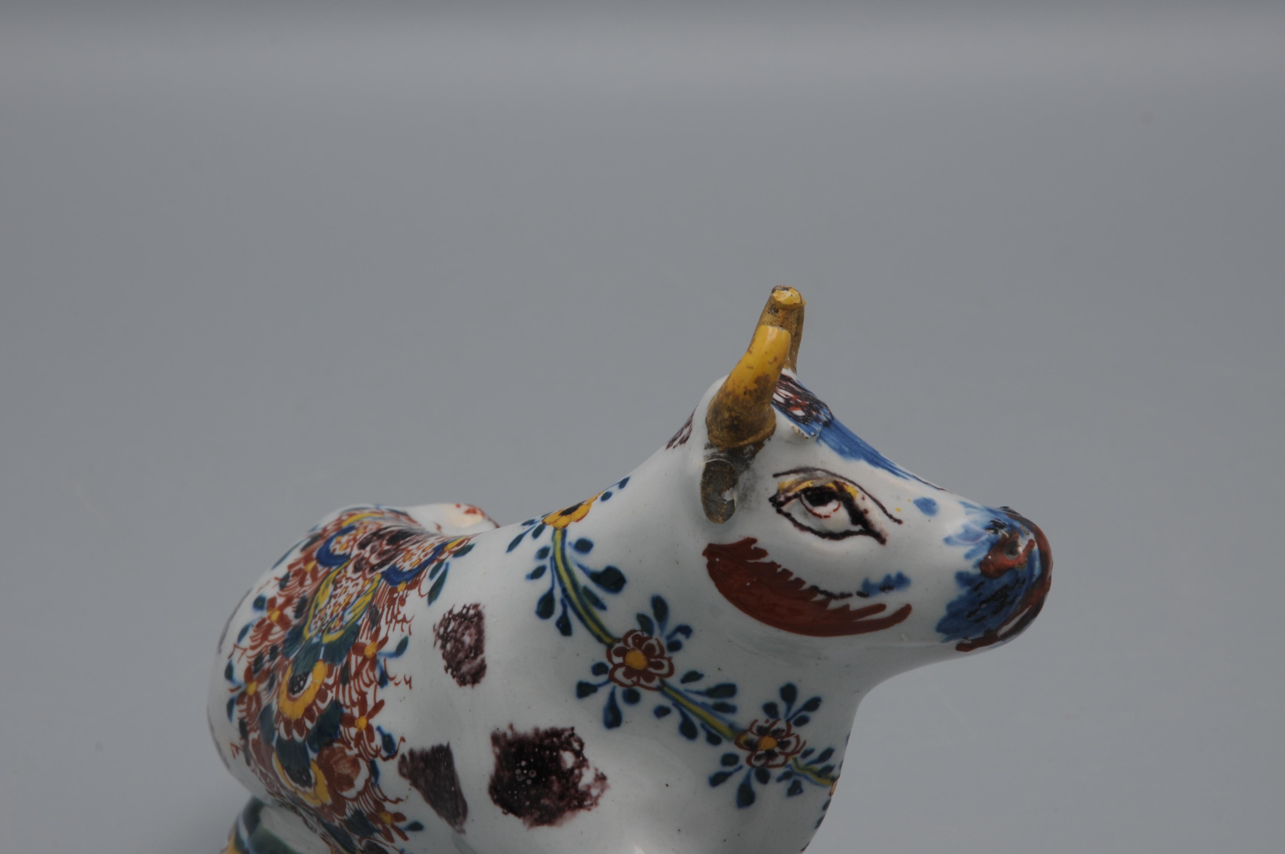 Delft - Pair of Delft polychrome Figurines of Cows, second half 18th century For Sale 6