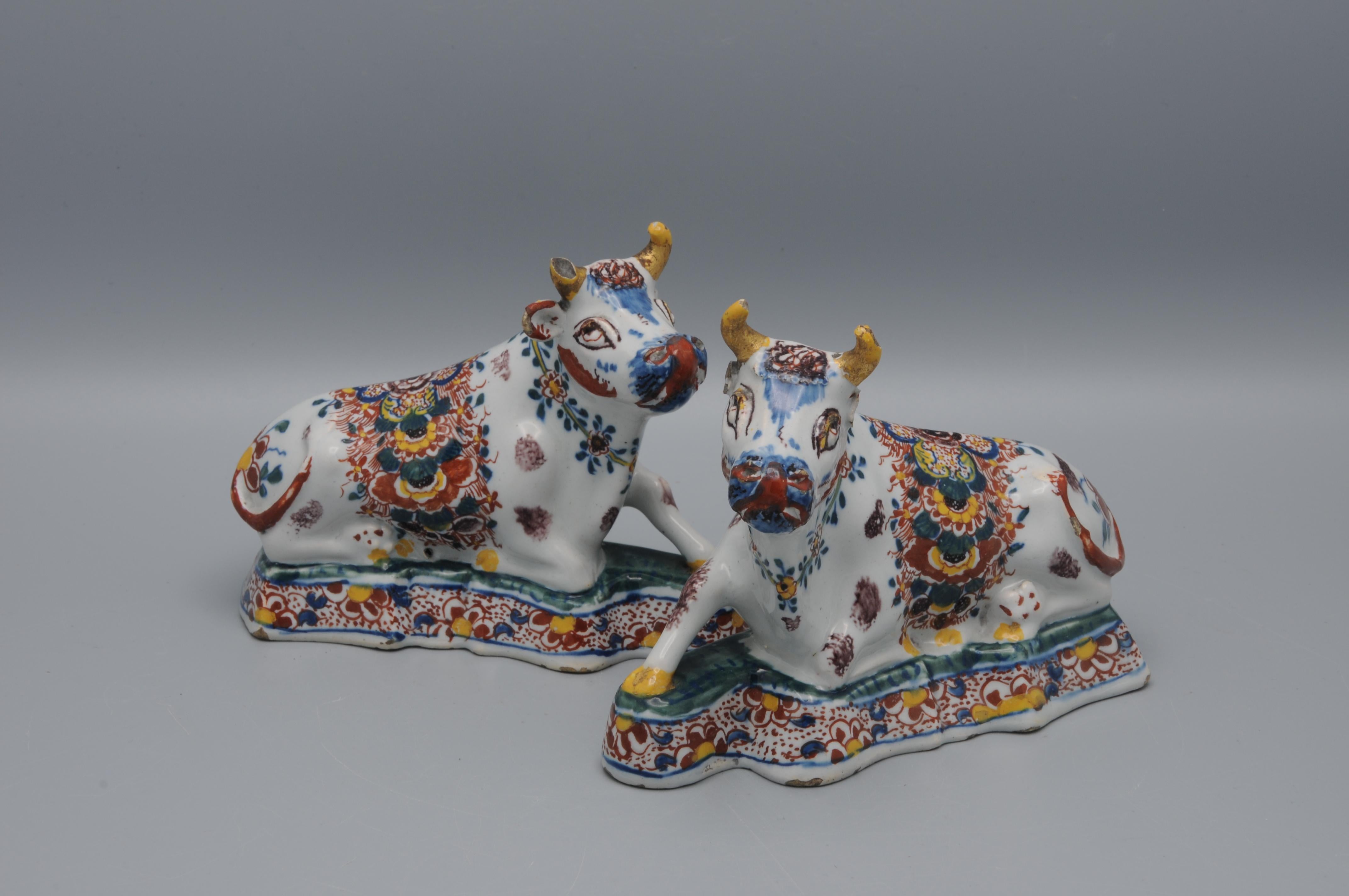 Rococo Delft - Pair of Delft polychrome Figurines of Cows, second half 18th century For Sale