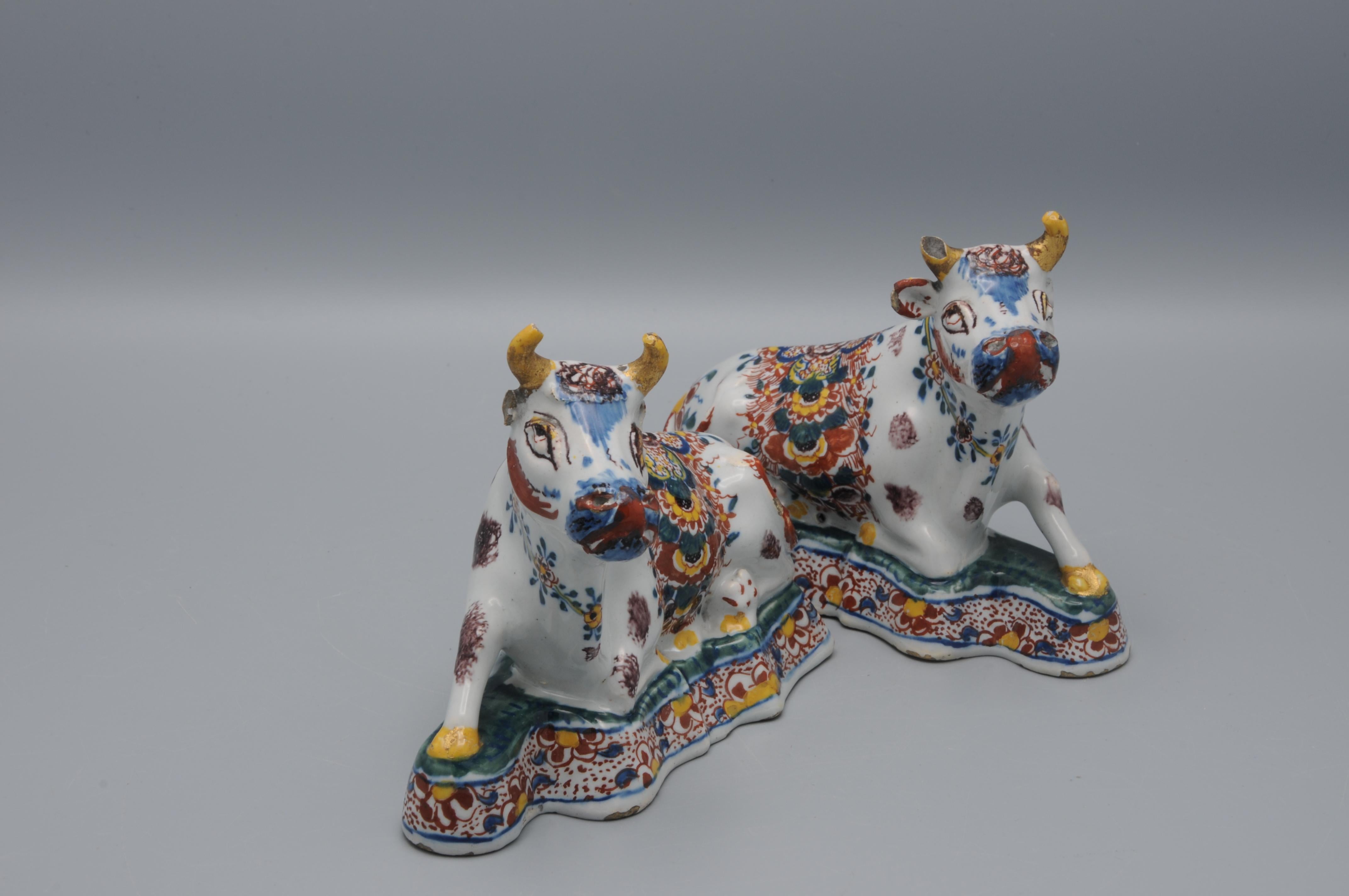Delft - Pair of Delft polychrome Figurines of Cows, second half 18th century In Fair Condition For Sale In DELFT, NL