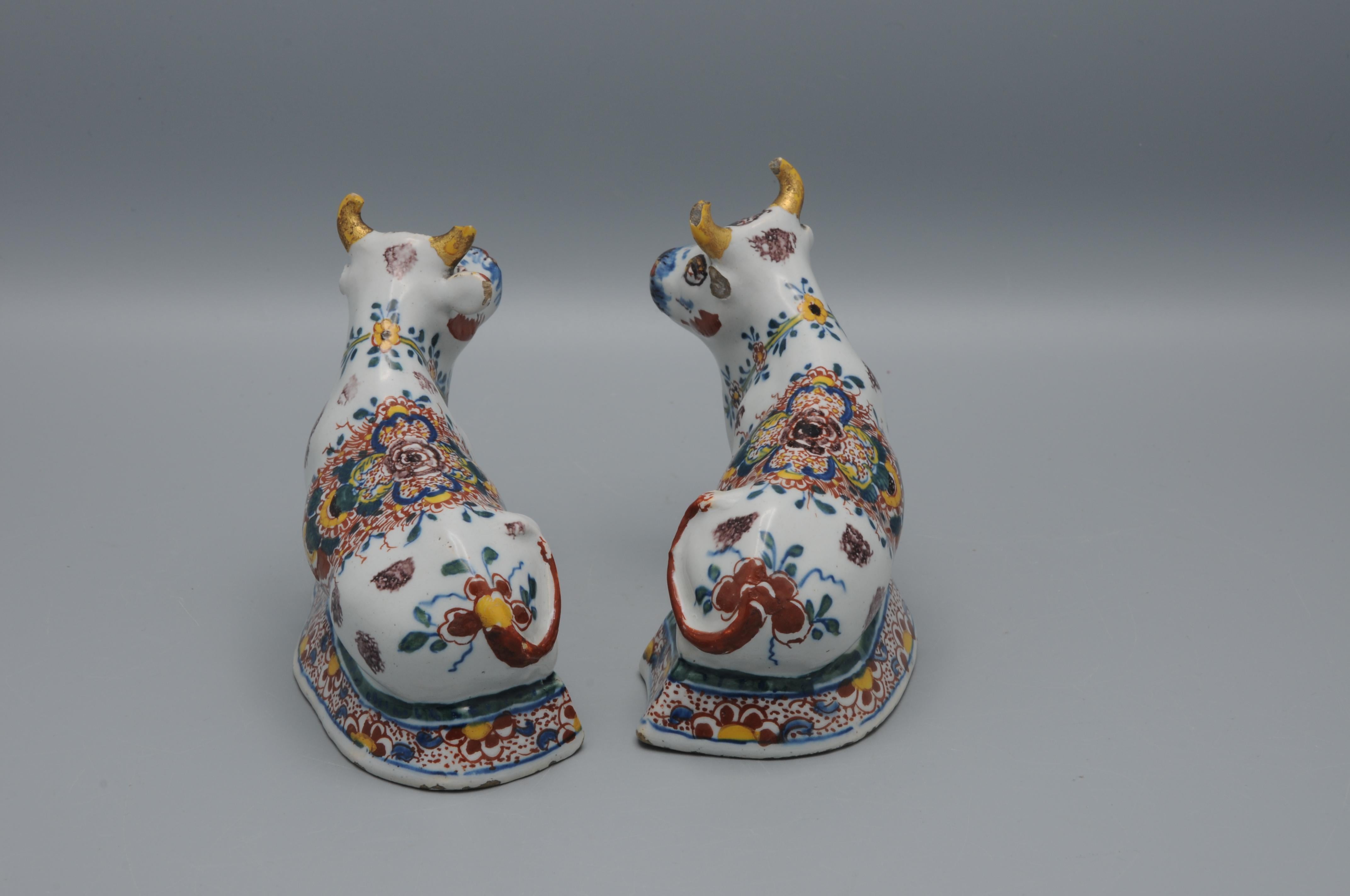 Delft - Pair of Delft polychrome Figurines of Cows, second half 18th century For Sale 1