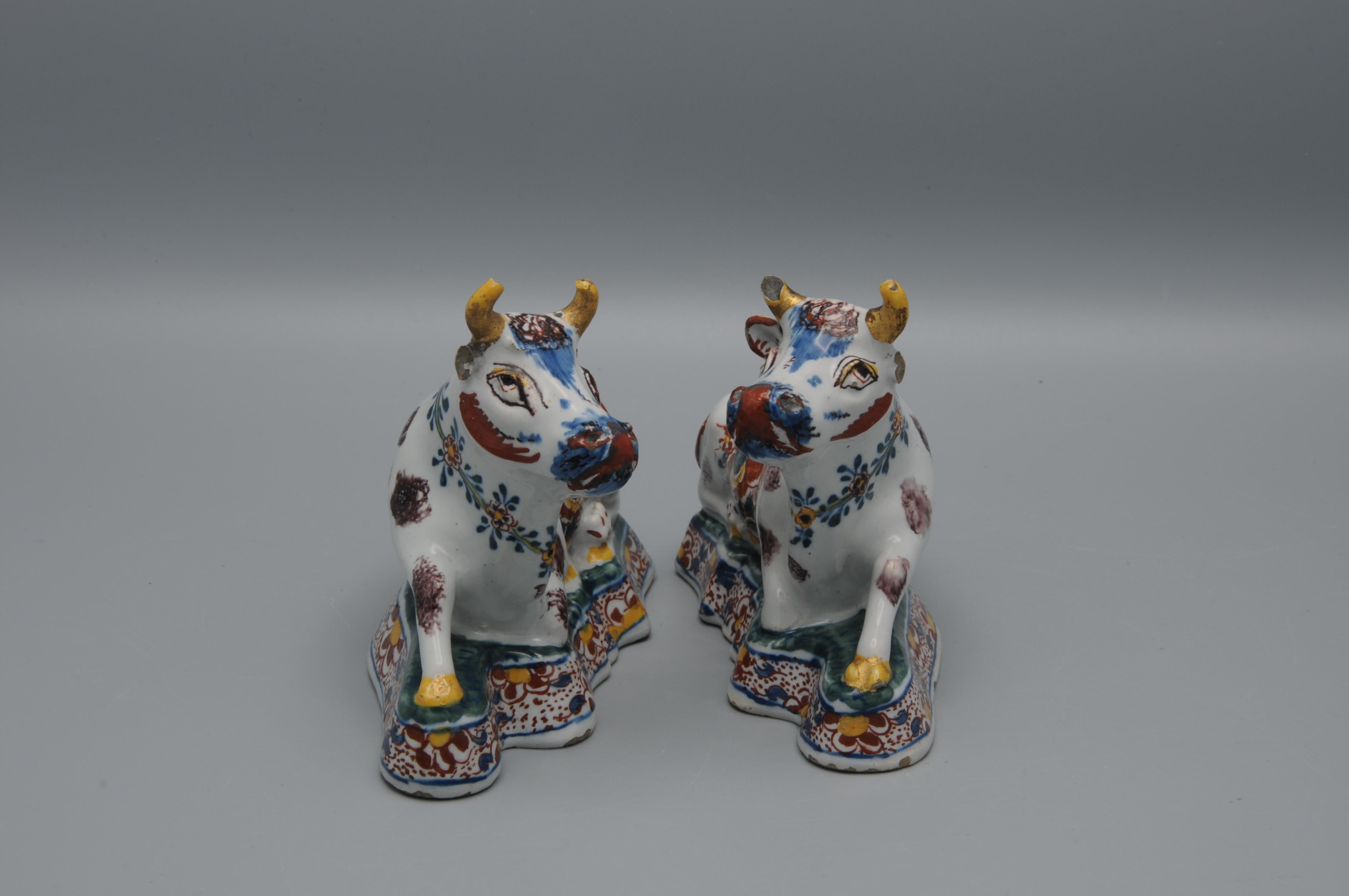 Delft - Pair of Delft polychrome Figurines of Cows, second half 18th century For Sale 2