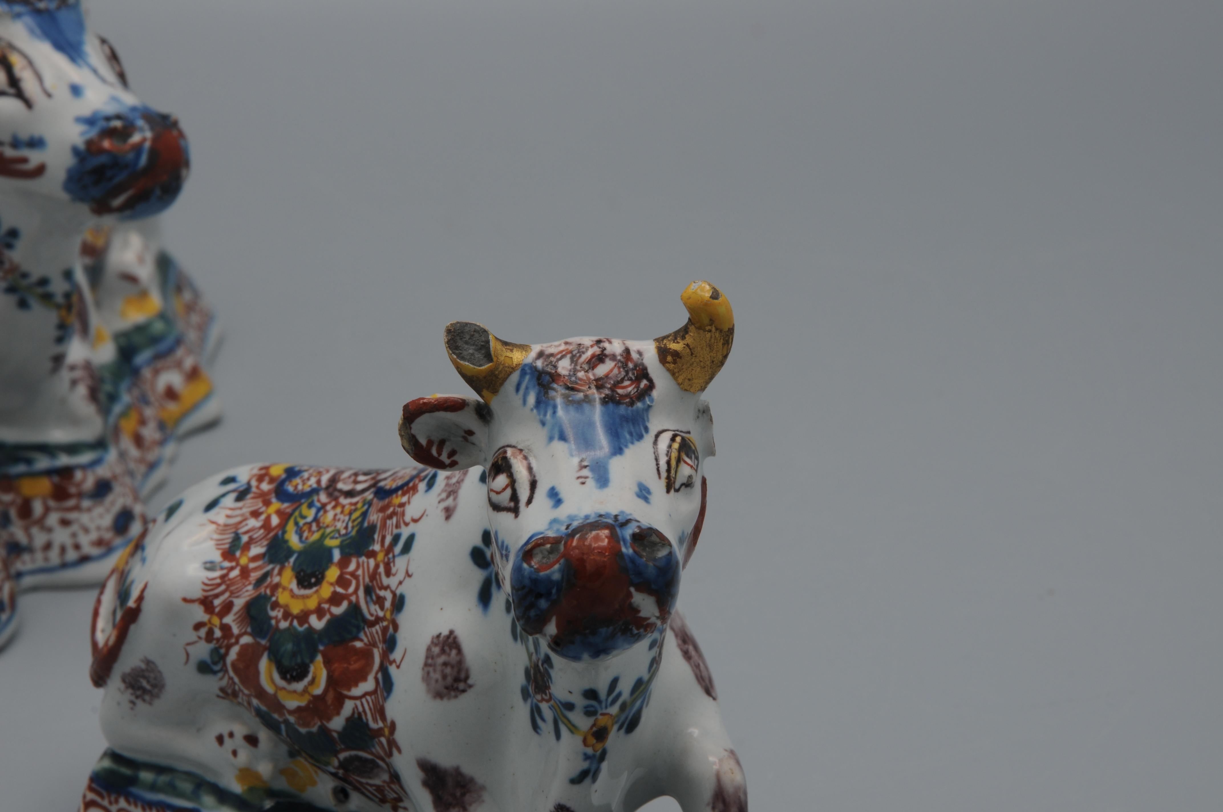 Delft - Pair of Delft polychrome Figurines of Cows, second half 18th century For Sale 3
