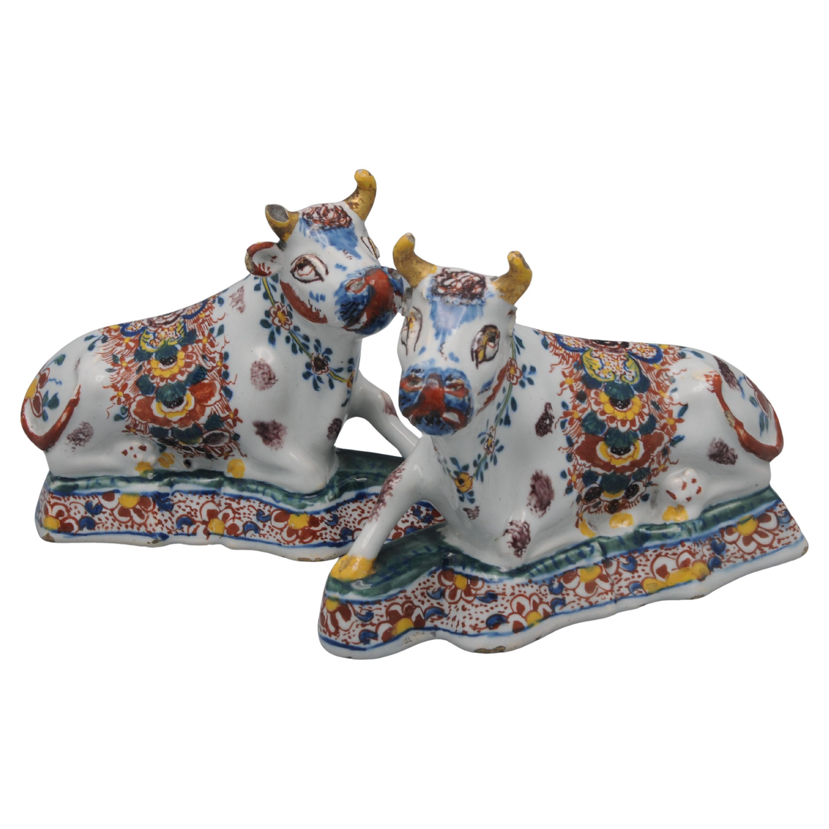 Delft - Pair of Delft polychrome Figurines of Cows, second half 18th century For Sale