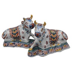 Delft - Pair of Delft polychrome Figurines of Cows, second half 18th century
