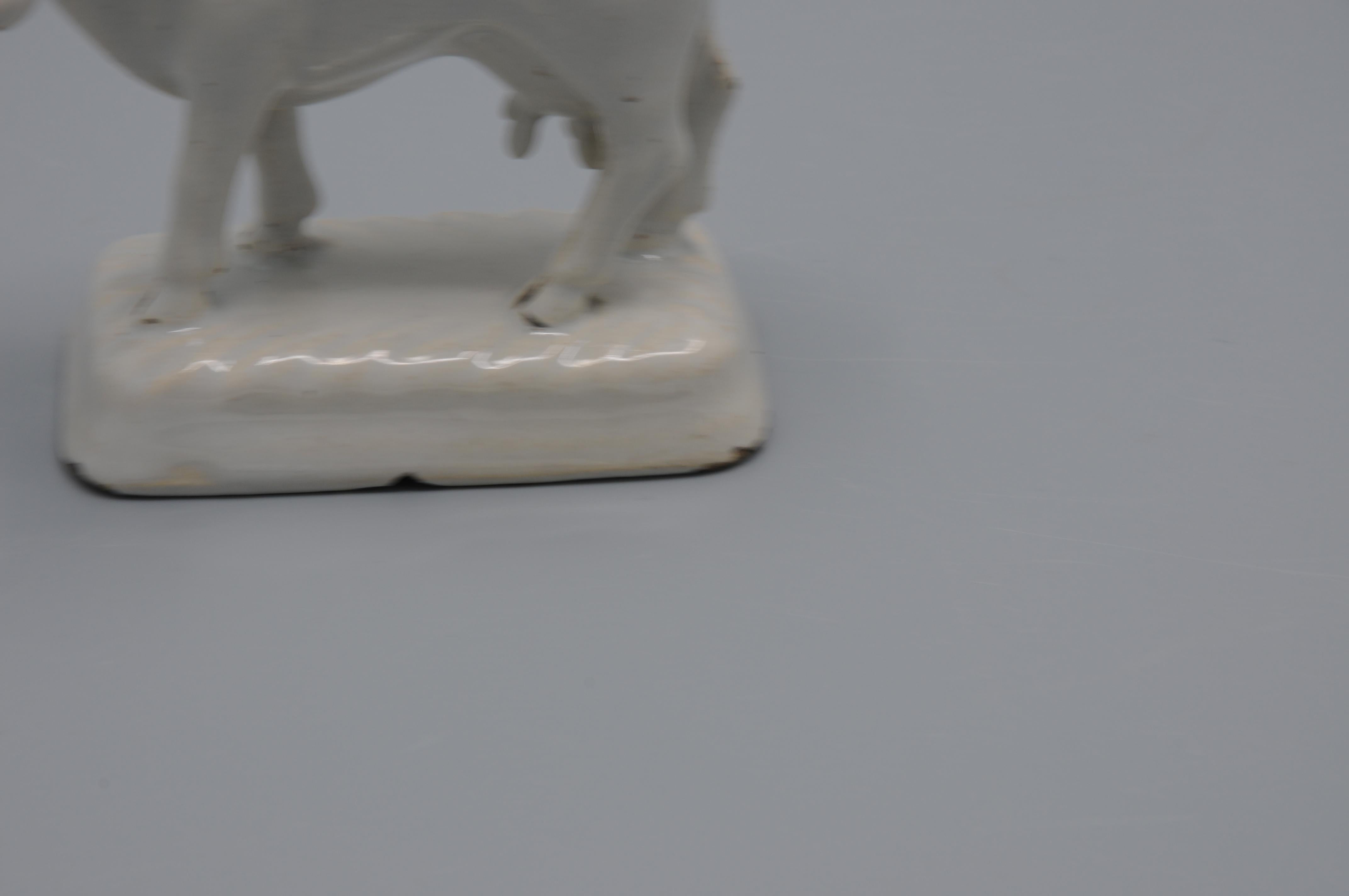 Delft - Pair of Delft White Figurines of Cows, second half 18th century For Sale 3