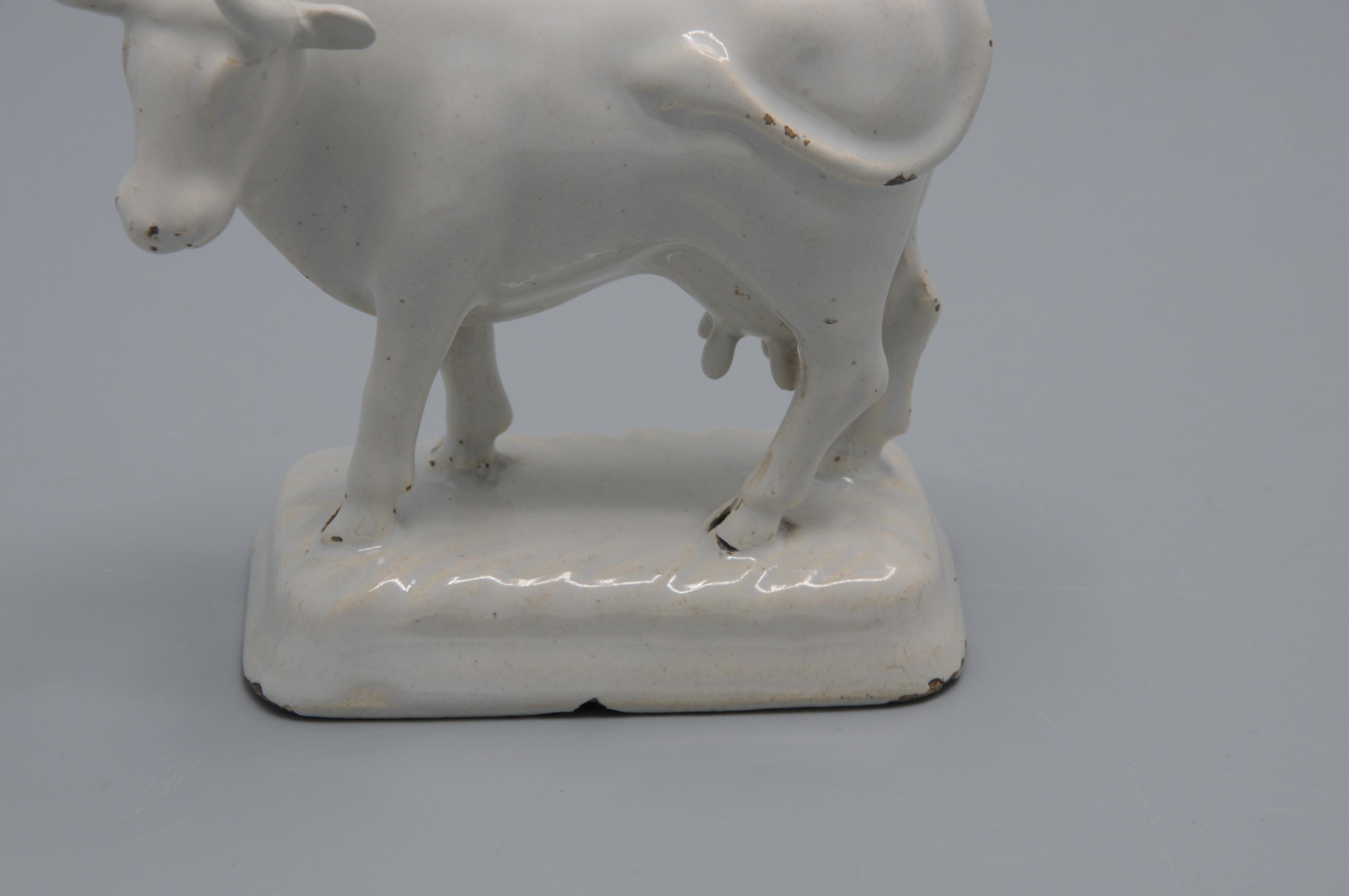 Delft - Pair of Delft White Figurines of Cows, second half 18th century For Sale 4
