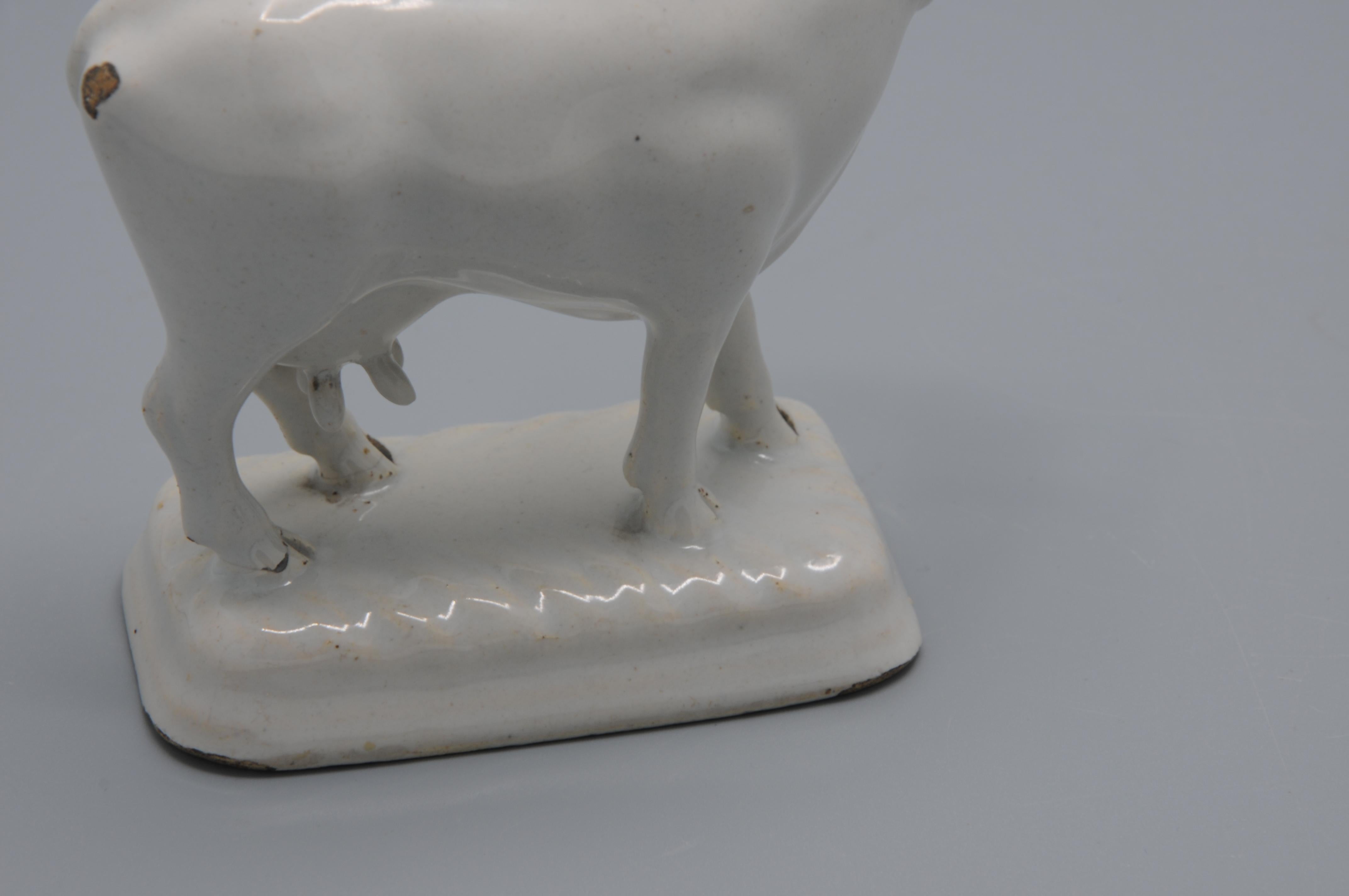 Delft - Pair of Delft White Figurines of Cows, second half 18th century For Sale 5