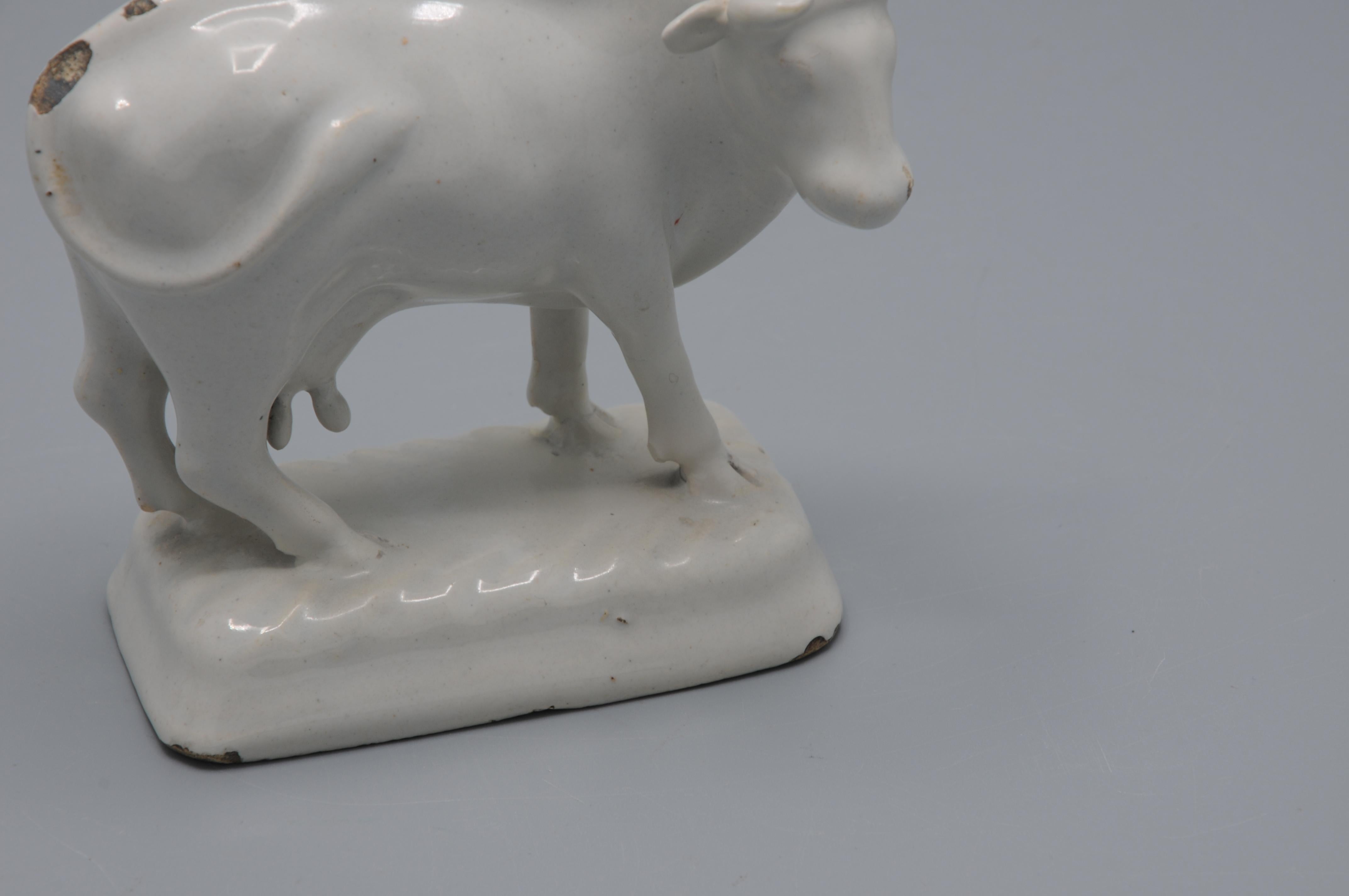 Delft - Pair of Delft White Figurines of Cows, second half 18th century For Sale 6