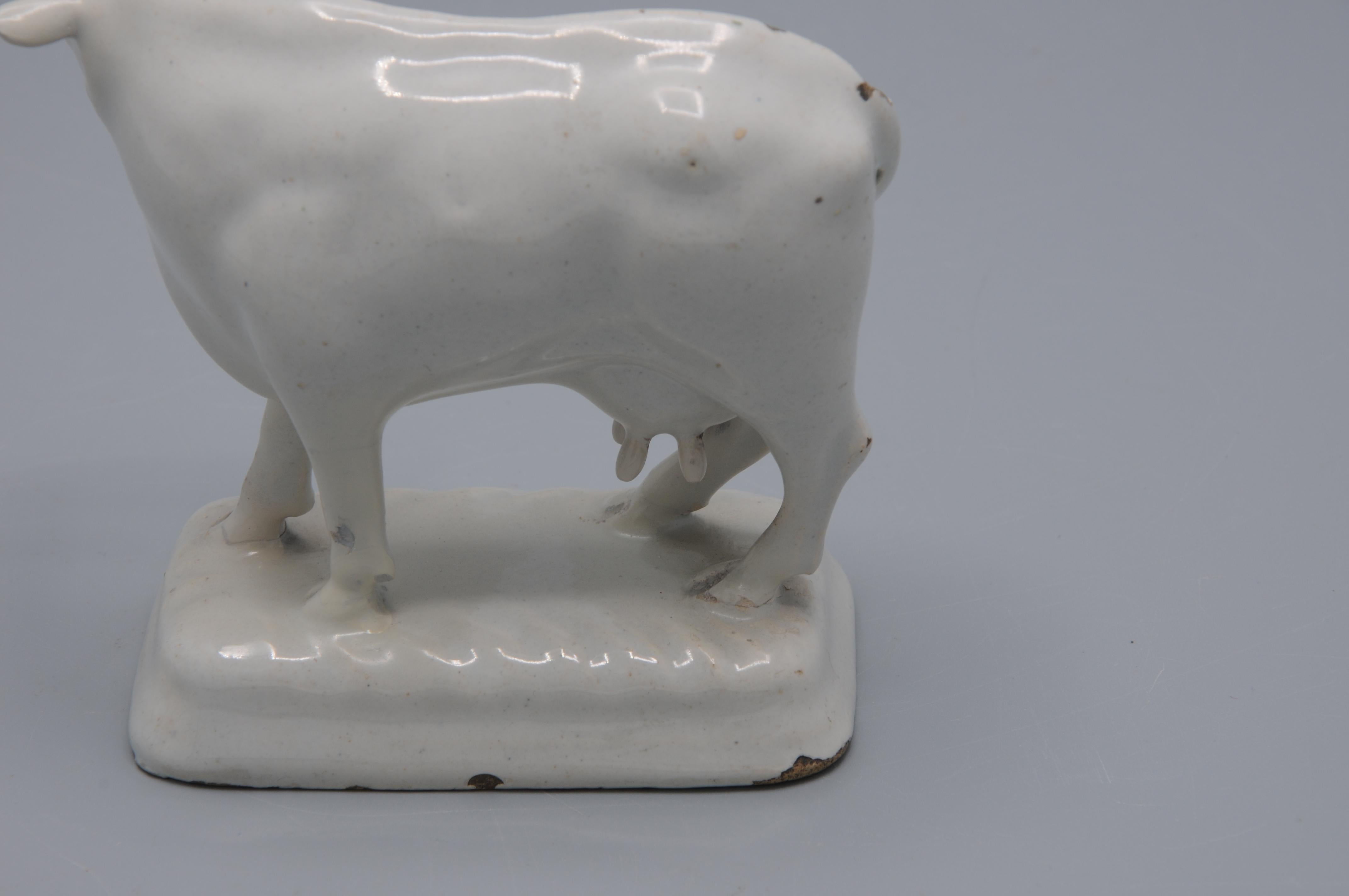 Delft - Pair of Delft White Figurines of Cows, second half 18th century For Sale 7