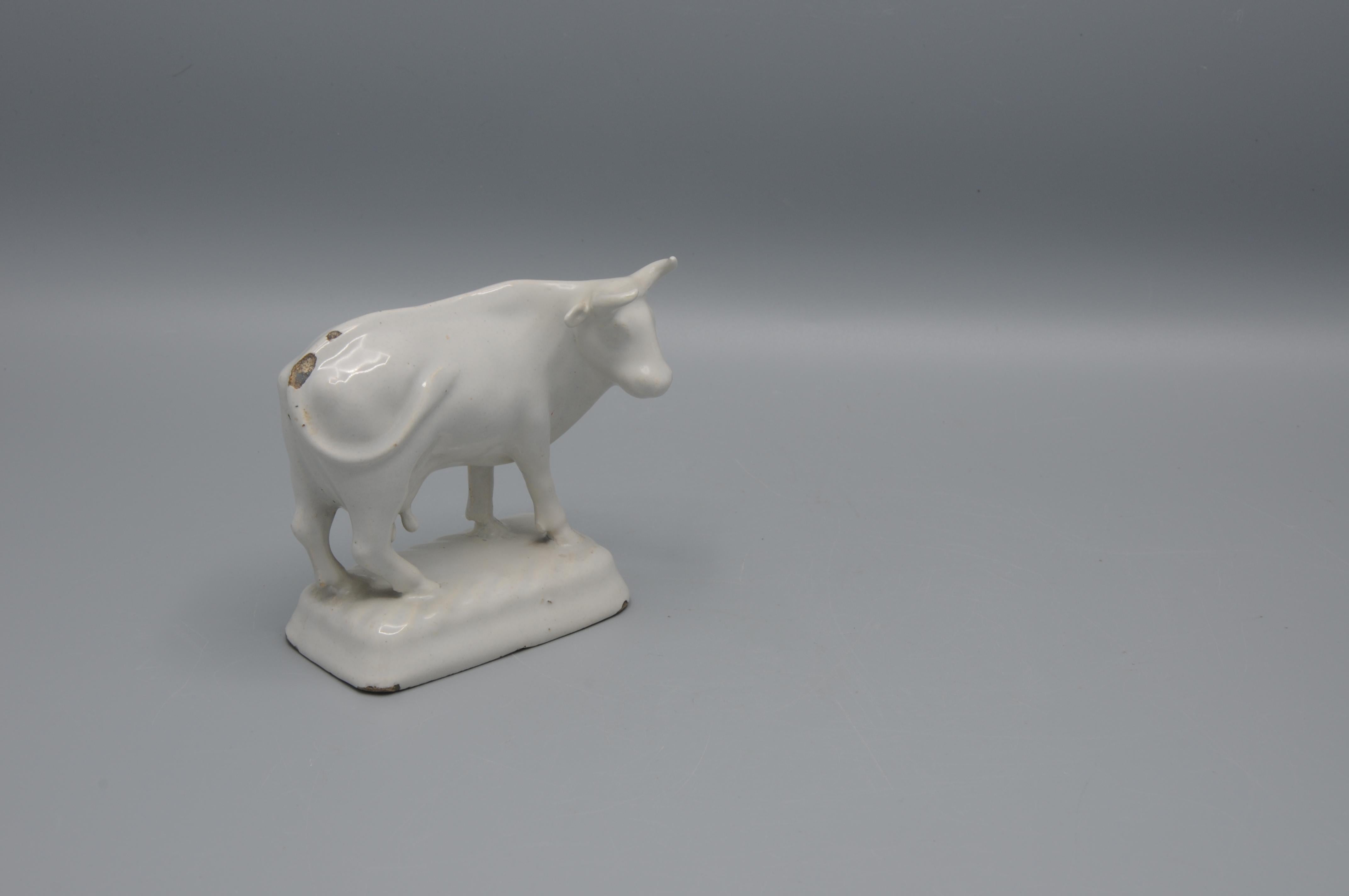 Delft - Pair of Delft White Figurines of Cows, second half 18th century For Sale 8