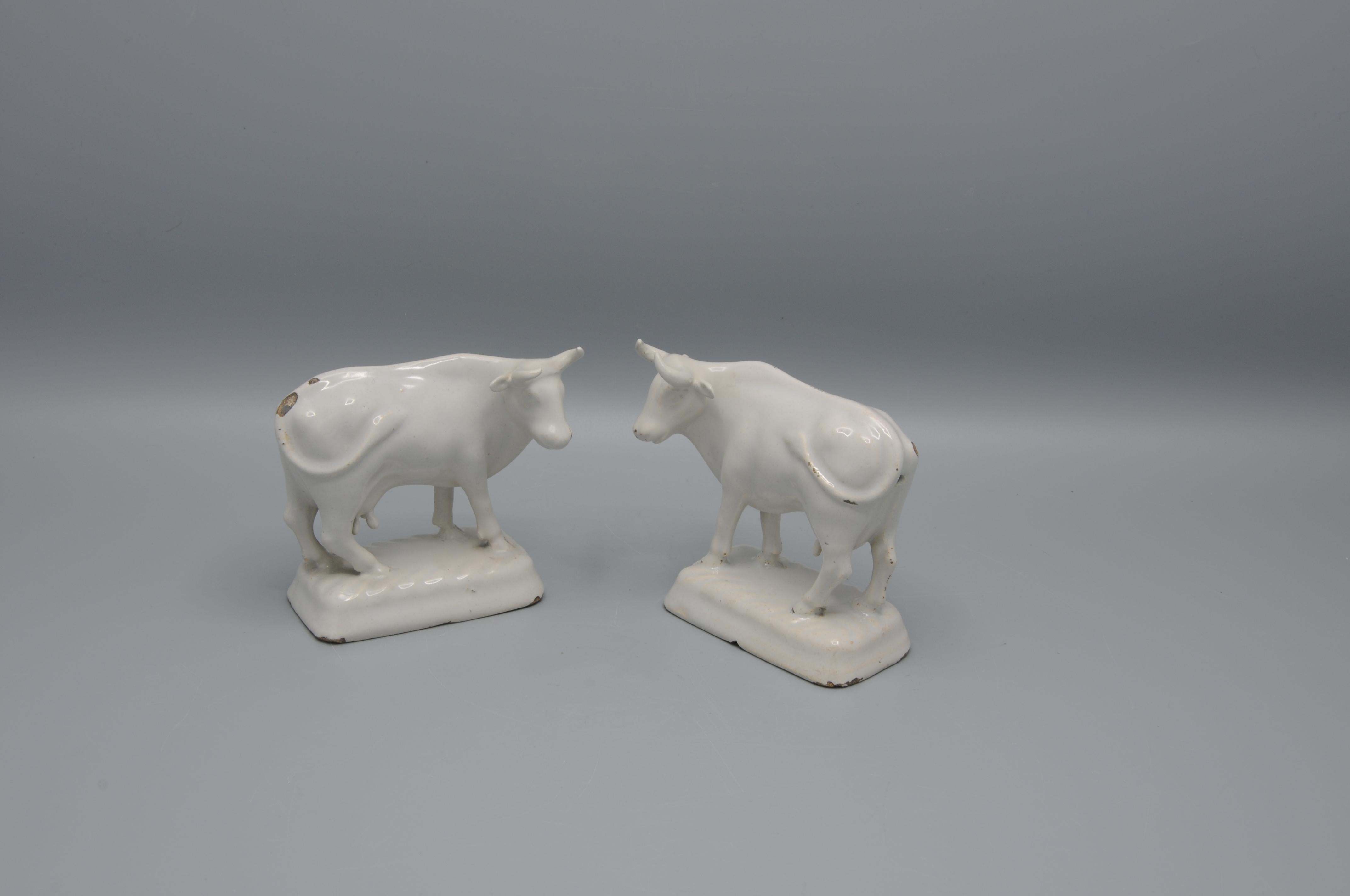 Rococo Delft - Pair of Delft White Figurines of Cows, second half 18th century For Sale