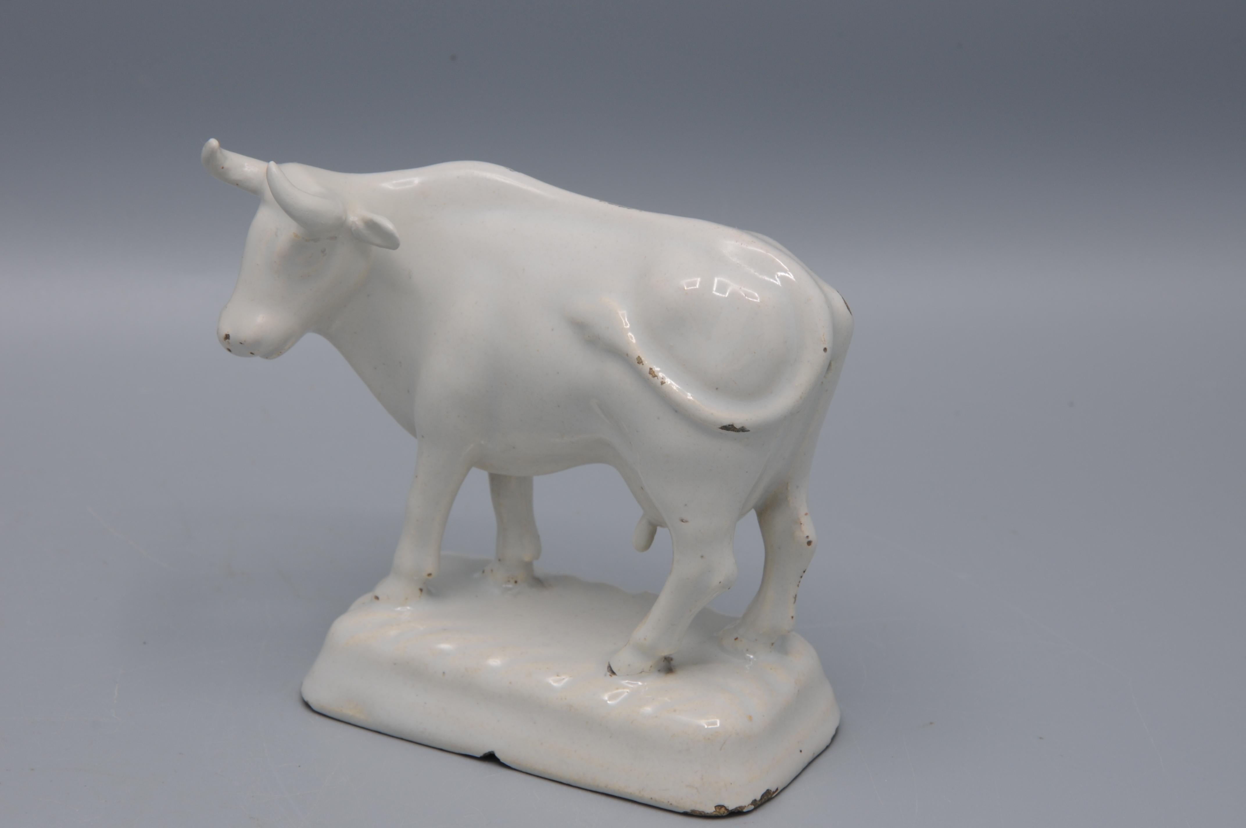 Delft - Pair of Delft White Figurines of Cows, second half 18th century In Fair Condition For Sale In DELFT, NL