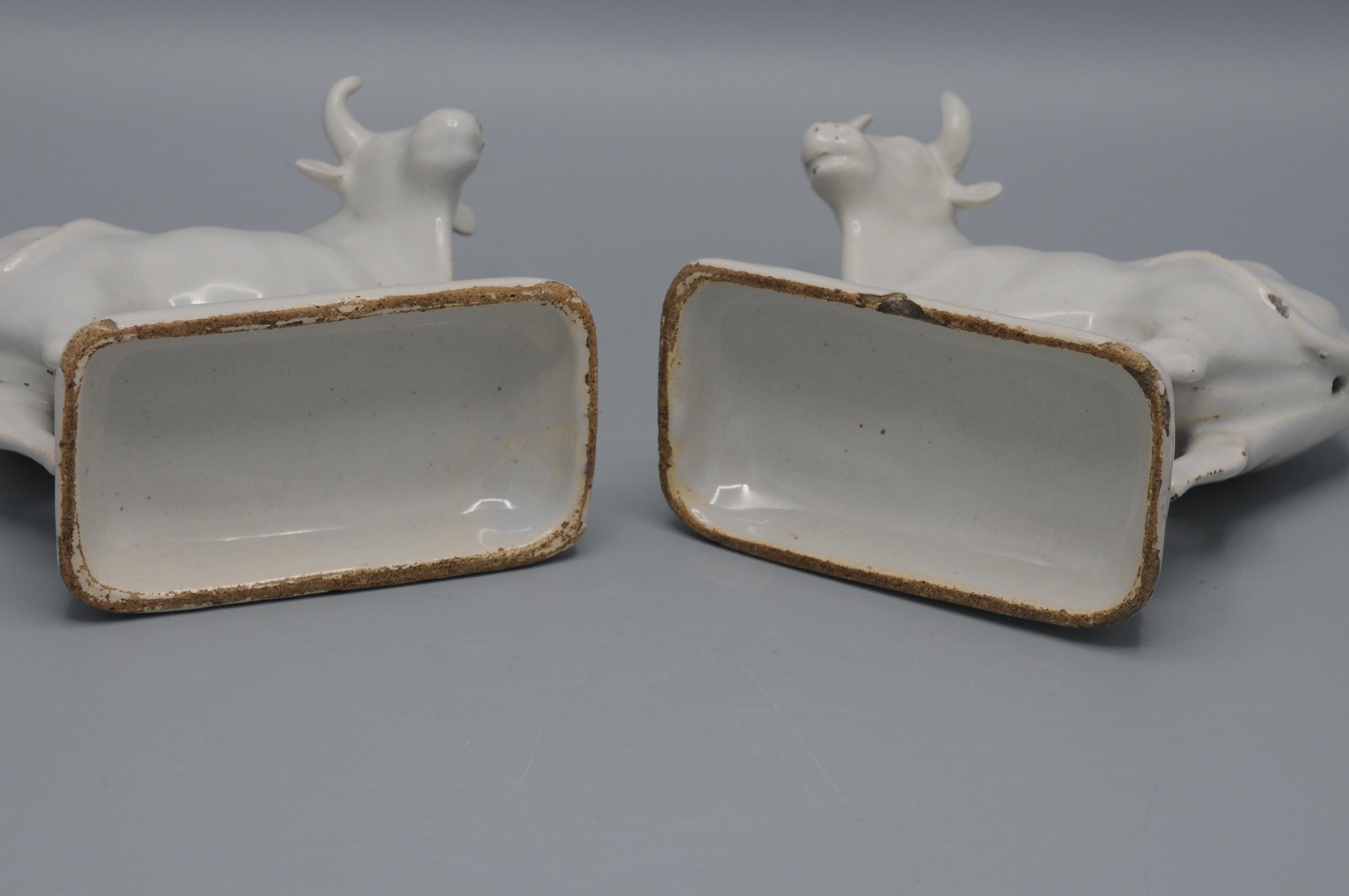 18th Century Delft - Pair of Delft White Figurines of Cows, second half 18th century For Sale