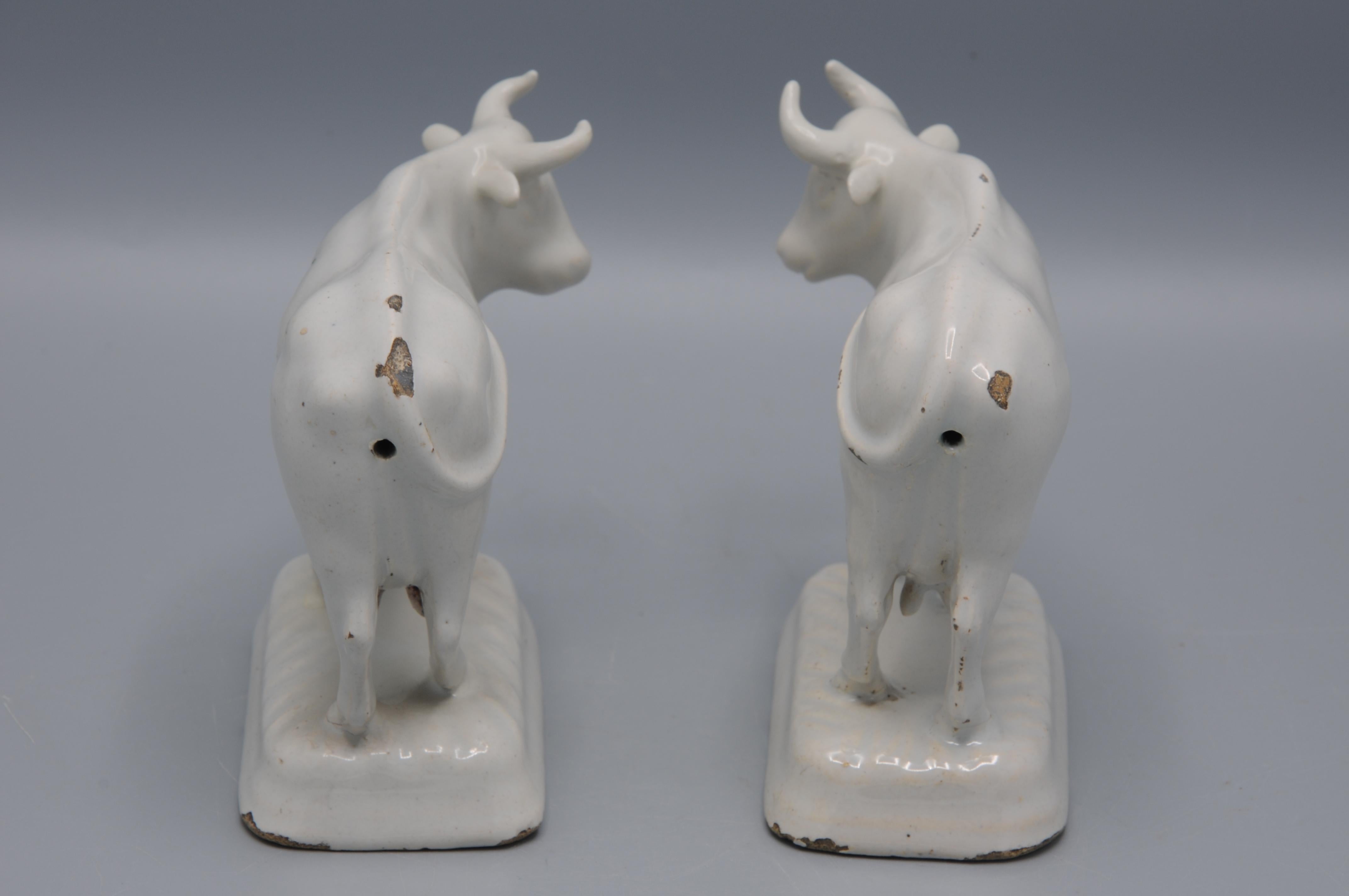 Faience Delft - Pair of Delft White Figurines of Cows, second half 18th century For Sale