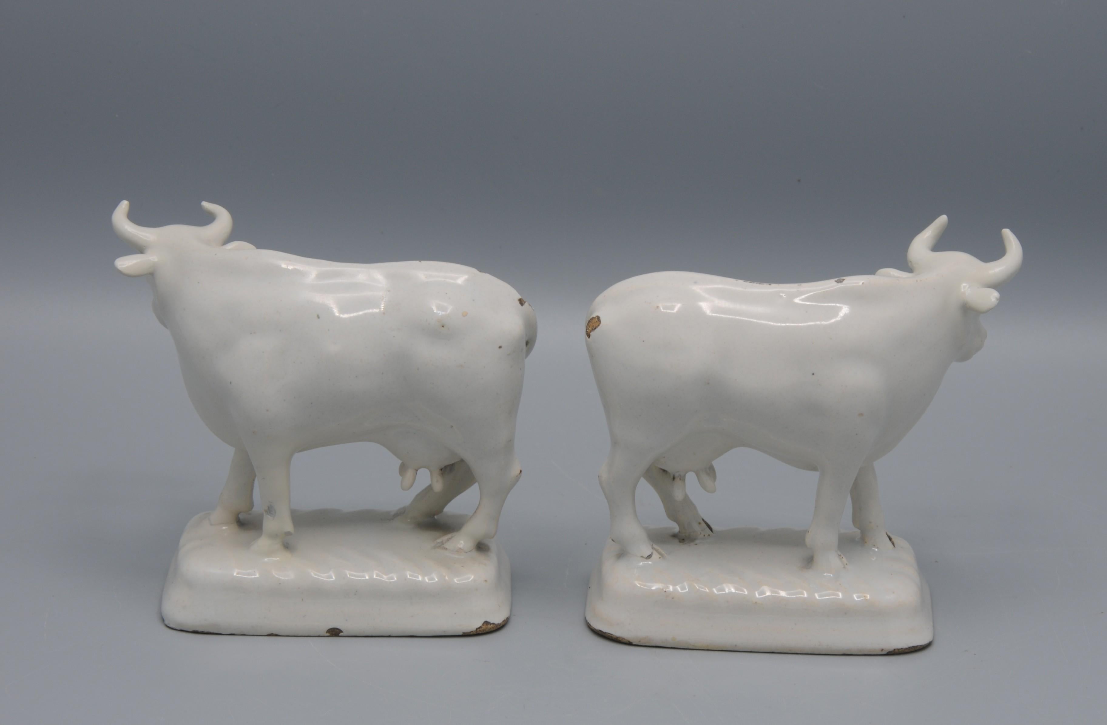 Delft - Pair of Delft White Figurines of Cows, second half 18th century For Sale 1