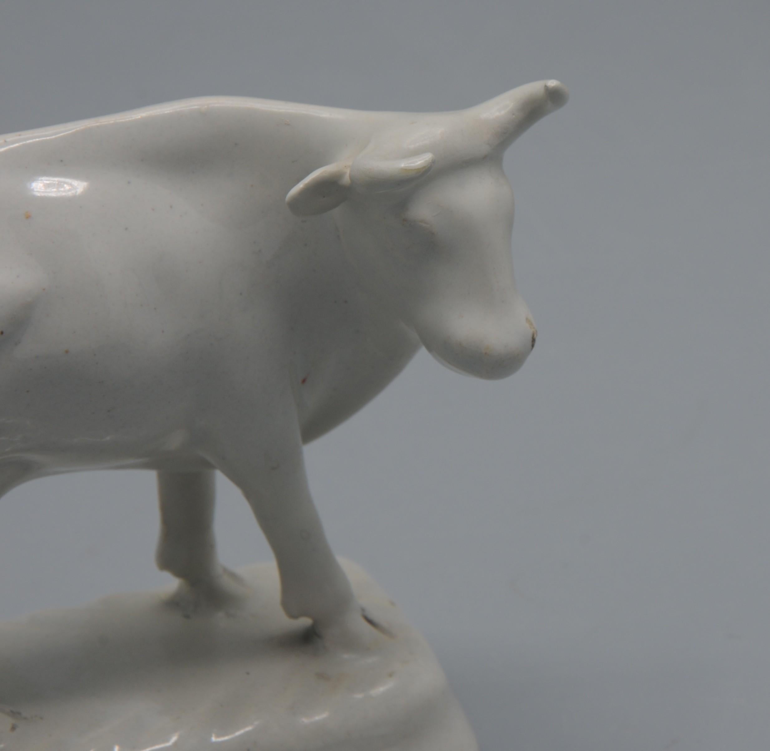 Delft - Pair of Delft White Figurines of Cows, second half 18th century For Sale 2