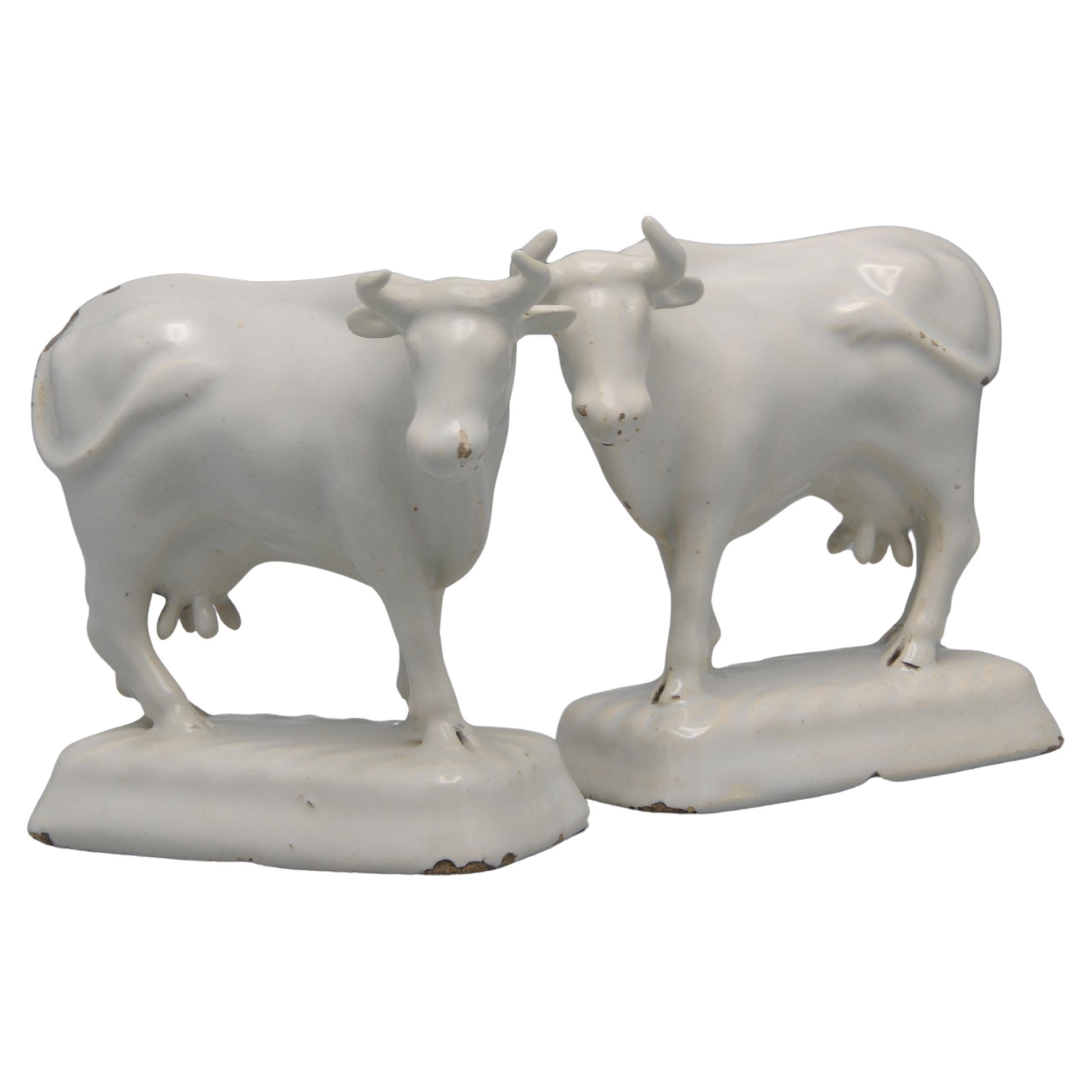 Delft - Pair of Delft White Figurines of Cows, second half 18th century For Sale