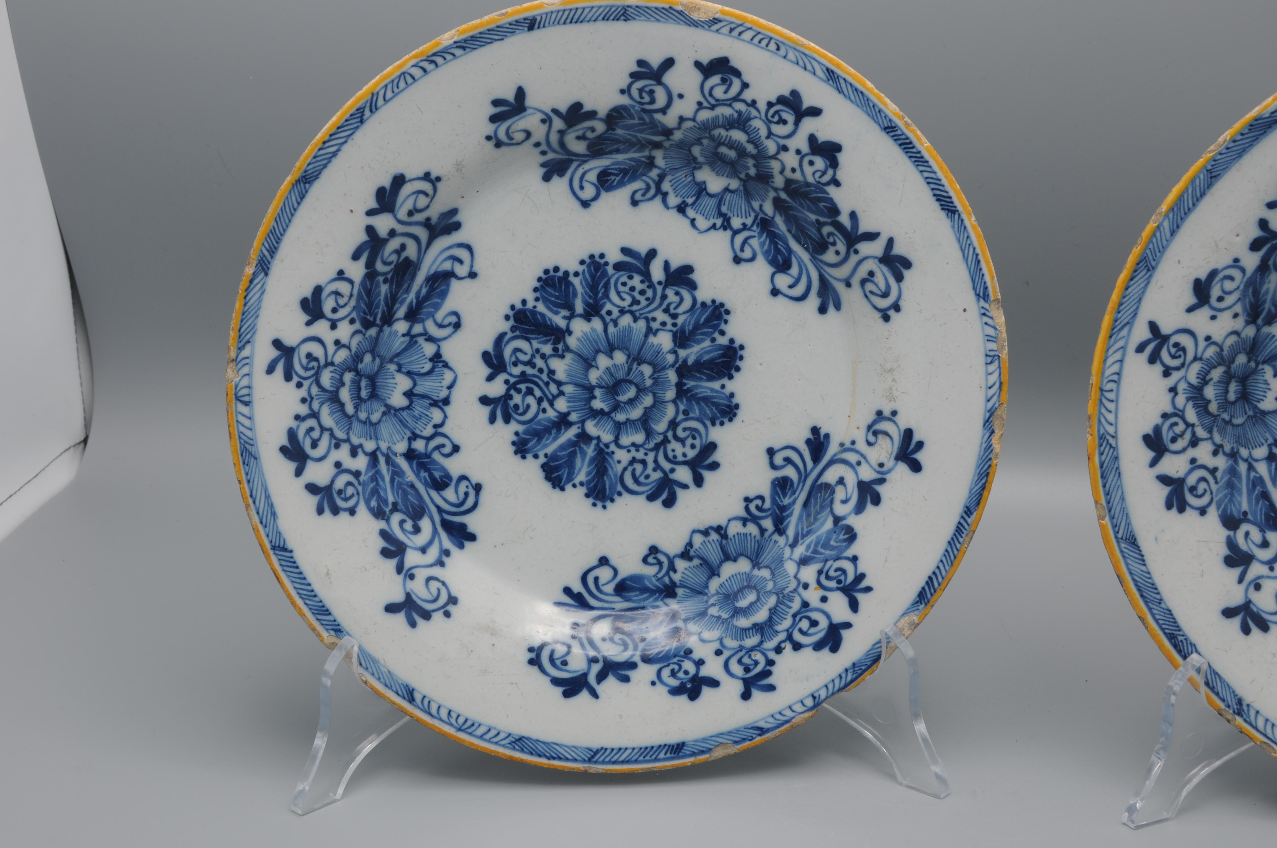 Delft - Pareja de platos florales de 