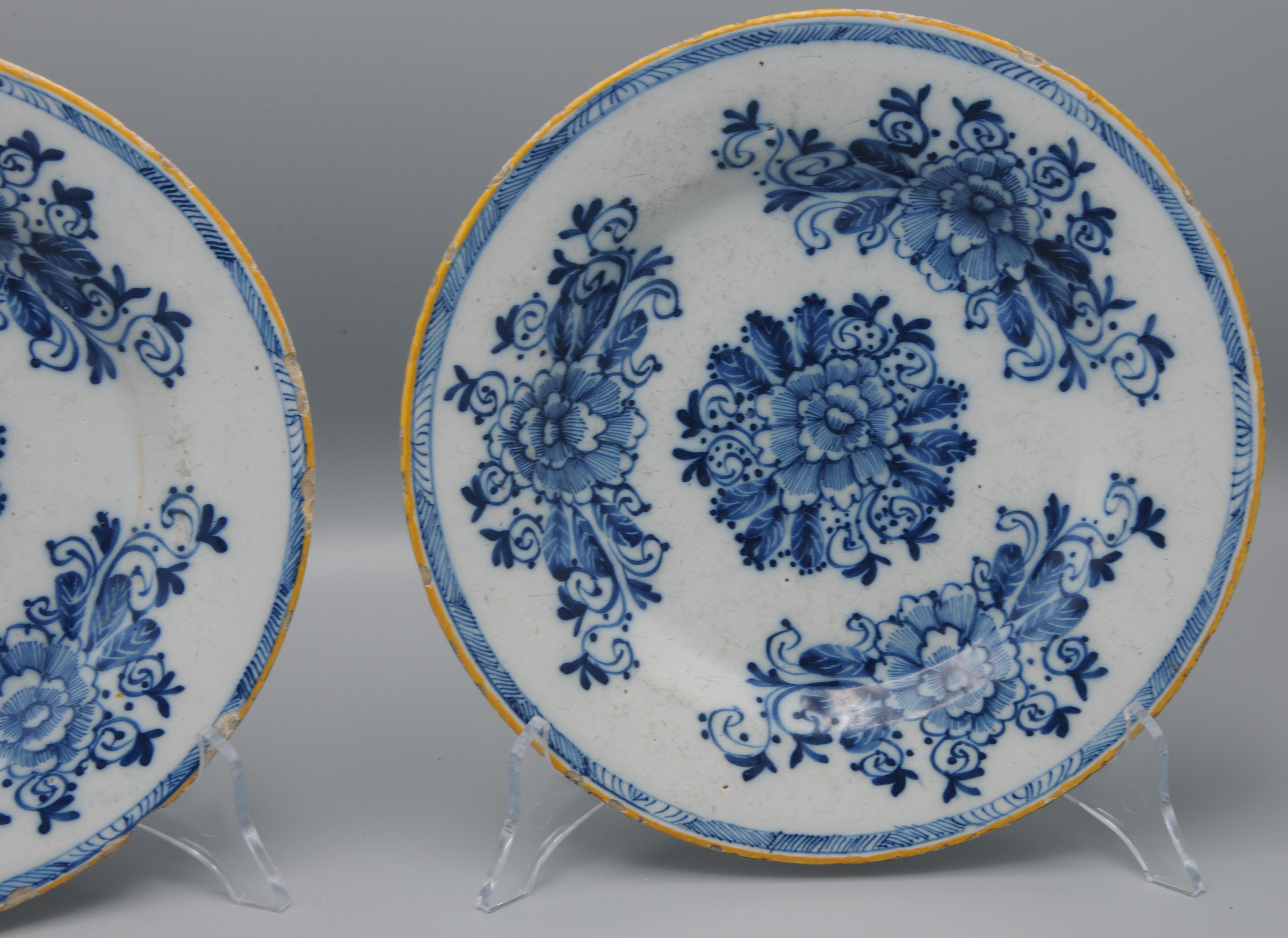 Delft - Pareja de platos florales de 