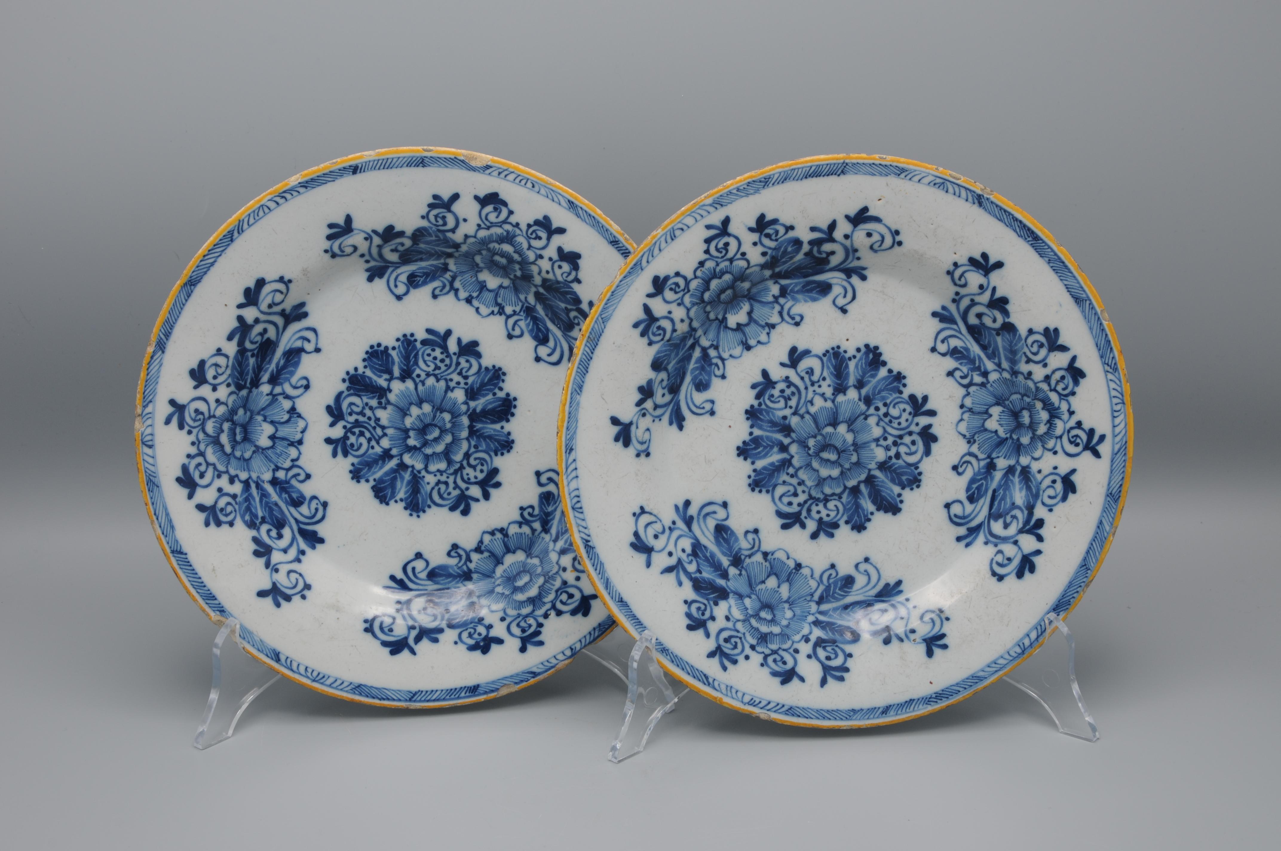 Pareja de platos de Delftware del siglo XVIII con decoración floral.
Borde adornado con volutas de follaje. 

marcado: Lambertus Sanderus, De Klaauw, 1763-1806.


Estado: algunos arañazos y desgaste. Ligeros desconchones. 