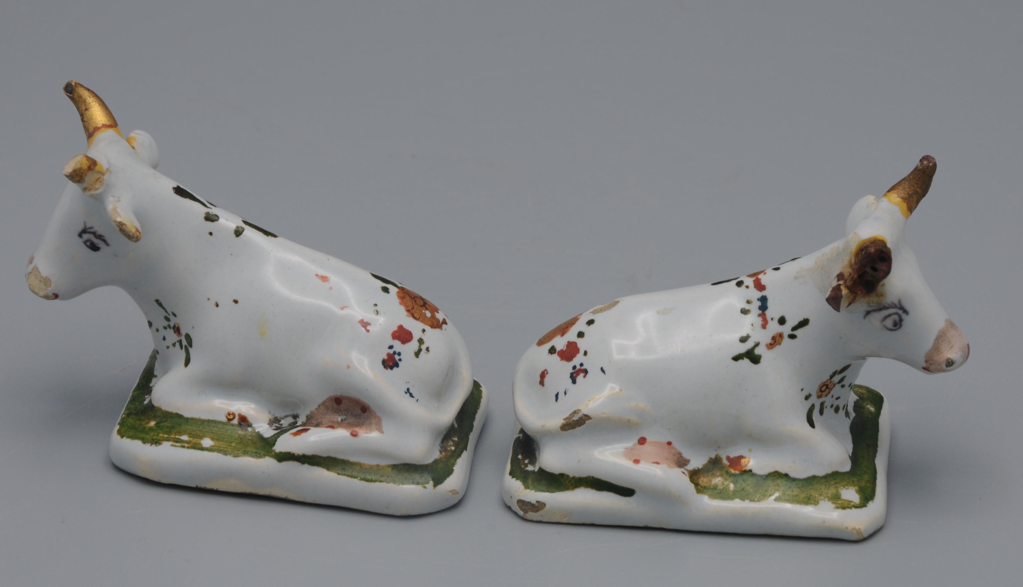 Delft - Pair of Miniature Cow Figurines In Fair Condition In DELFT, NL
