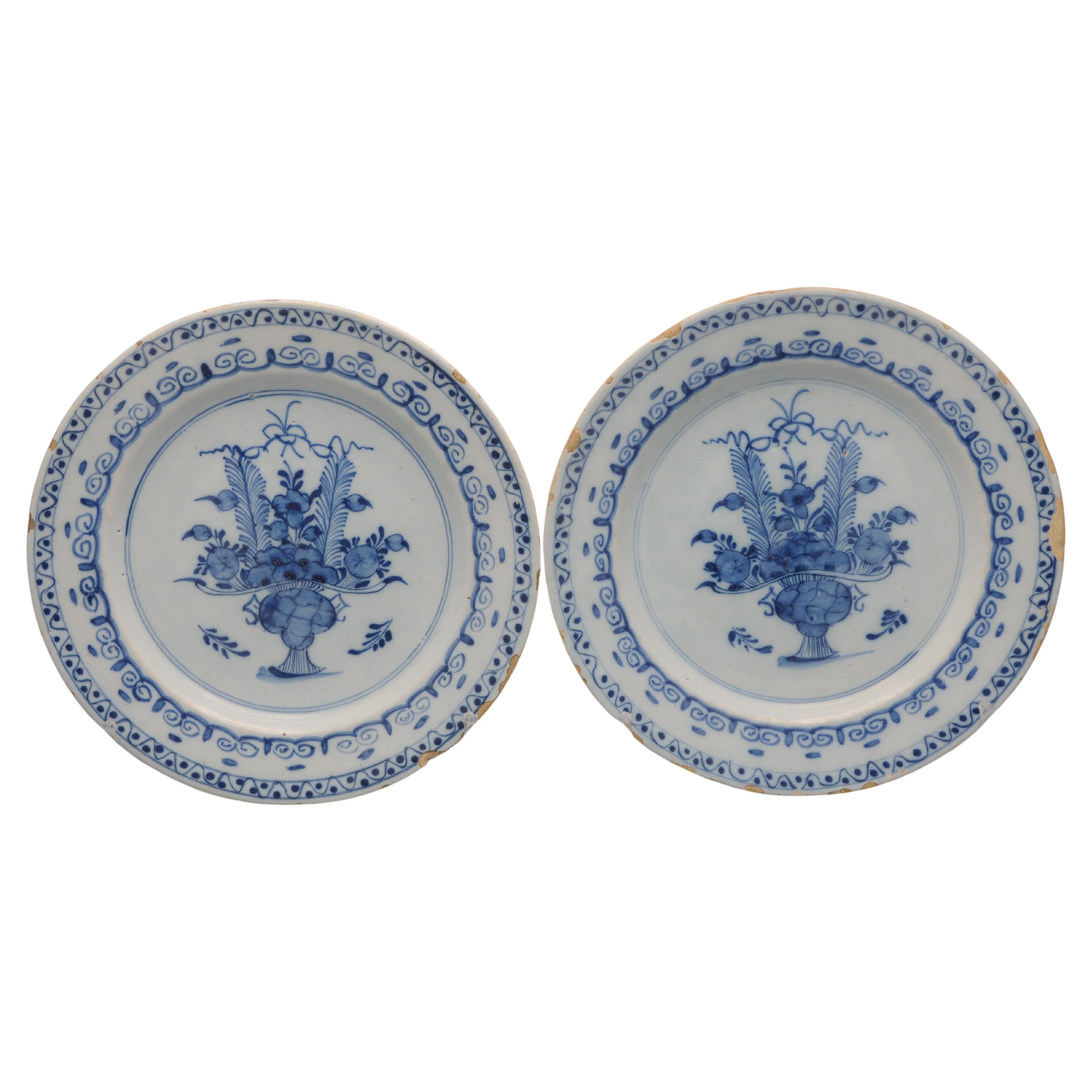 Excellent pair of late 18th century Delftware plates with fine decoration of a flowering basket
Border adorned with foliage scrolls. 

unmarked