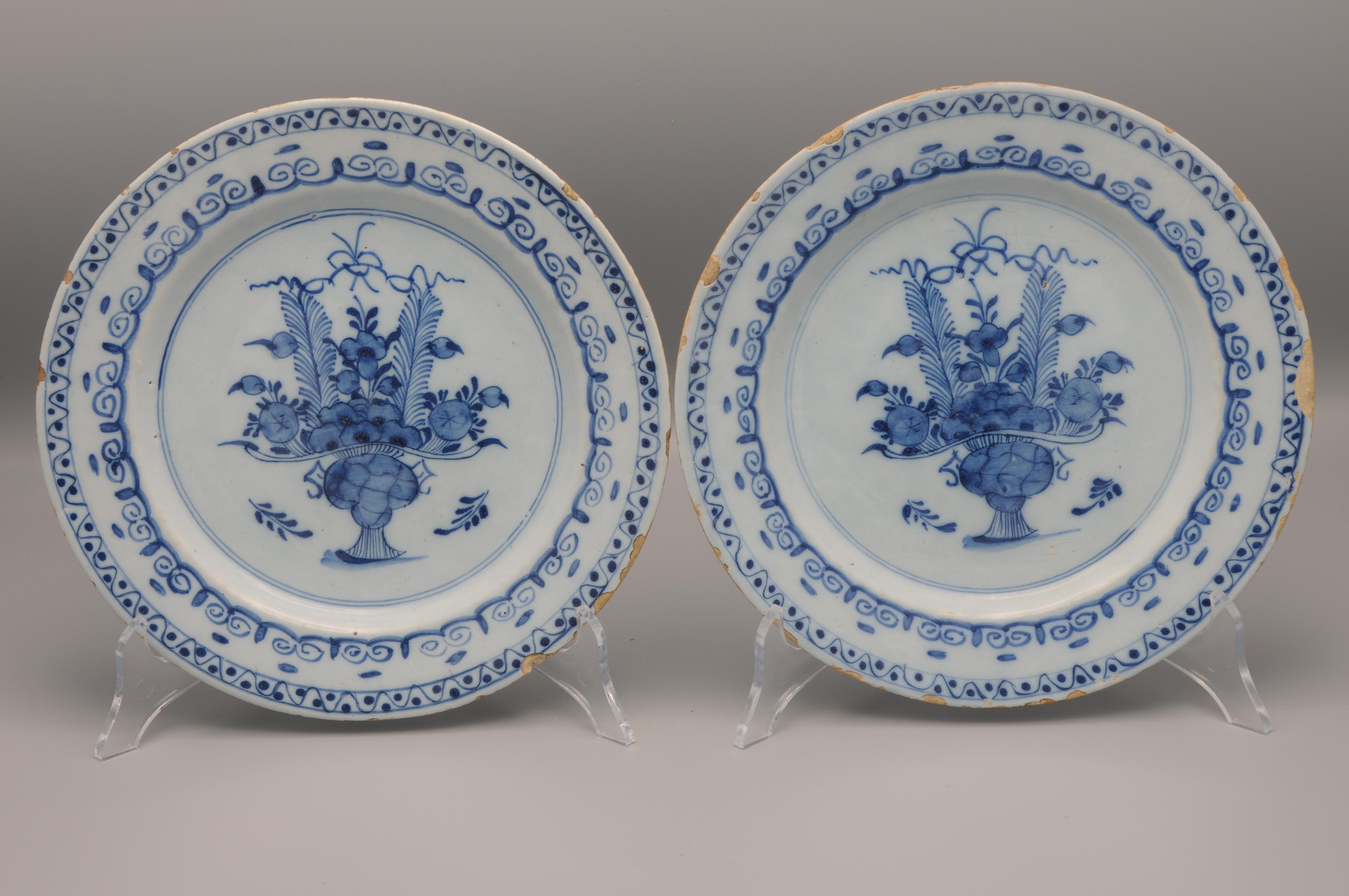 Delft – Paar neoklassizistische Chinoiserie-Teller des späten 18. Jahrhunderts  (Glasiert) im Angebot
