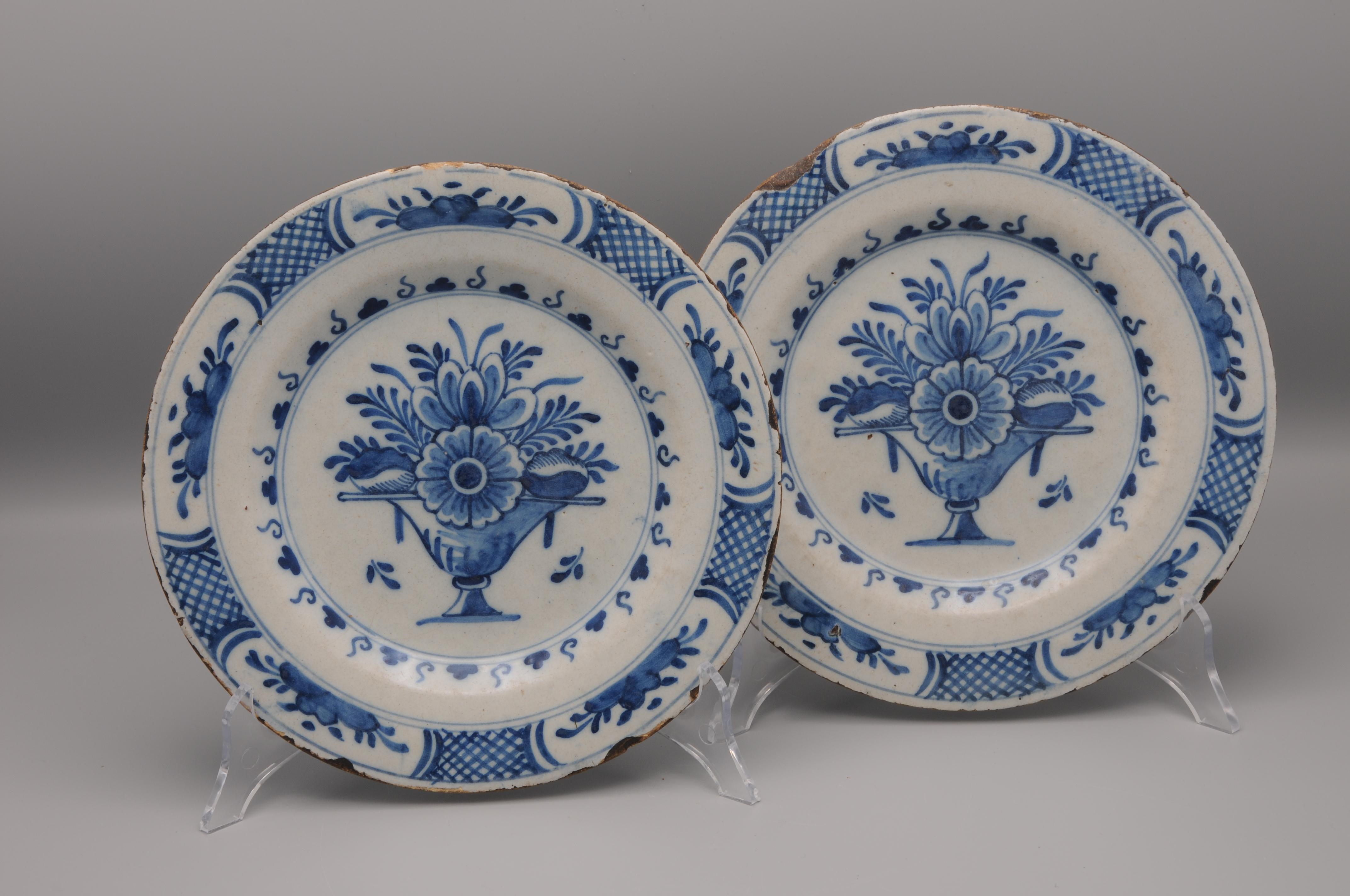 Buena pareja de platos holandeses de Delft de principios del siglo XIX decorados con jarrones de flores imperio.
Borde adornado con cartelas estilizadas

sin marcar
Algunos desconchones y desgaste en las llantas.


