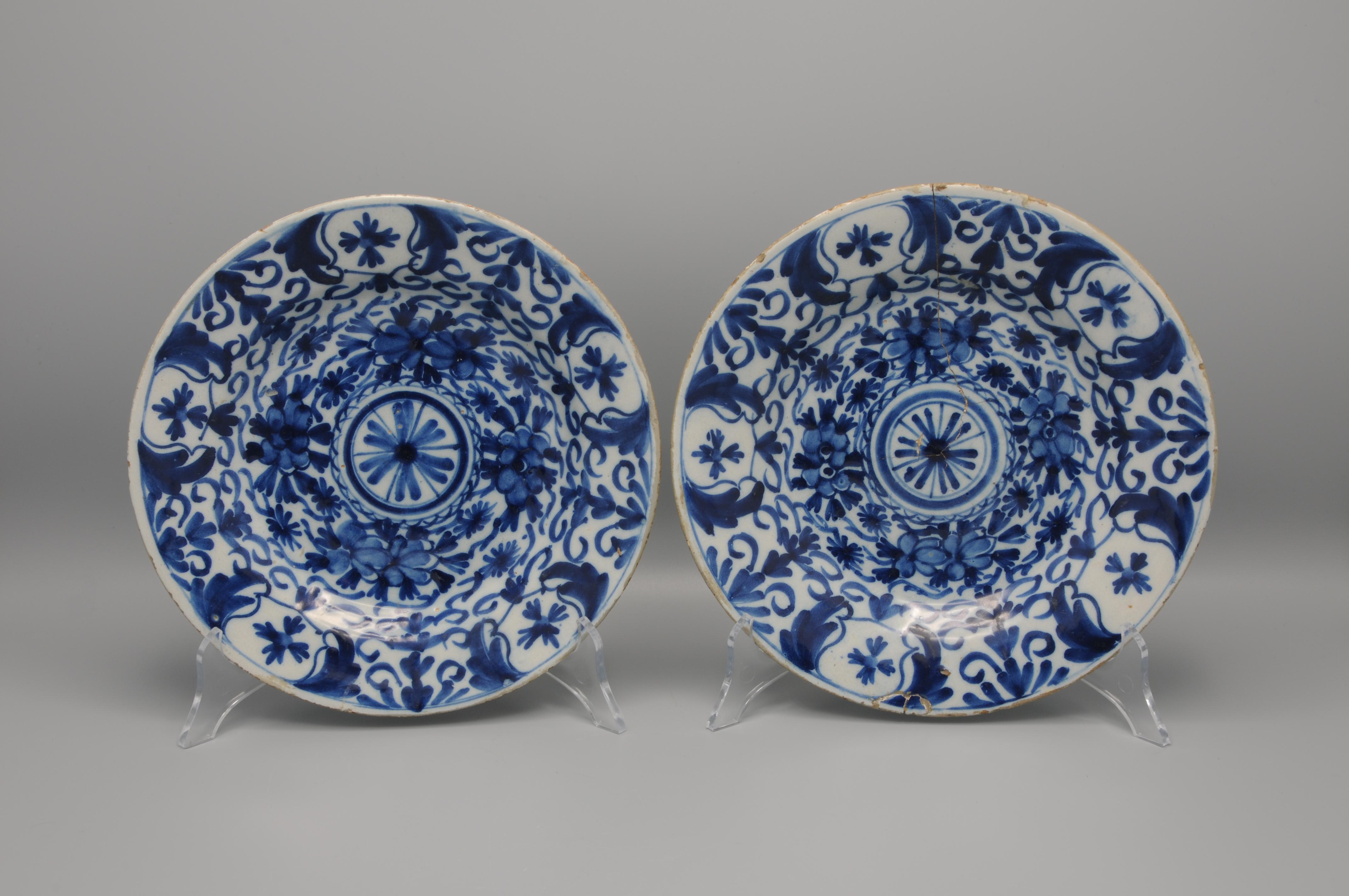 Dutch Delft - Pair of plates - Late 18th century  For Sale