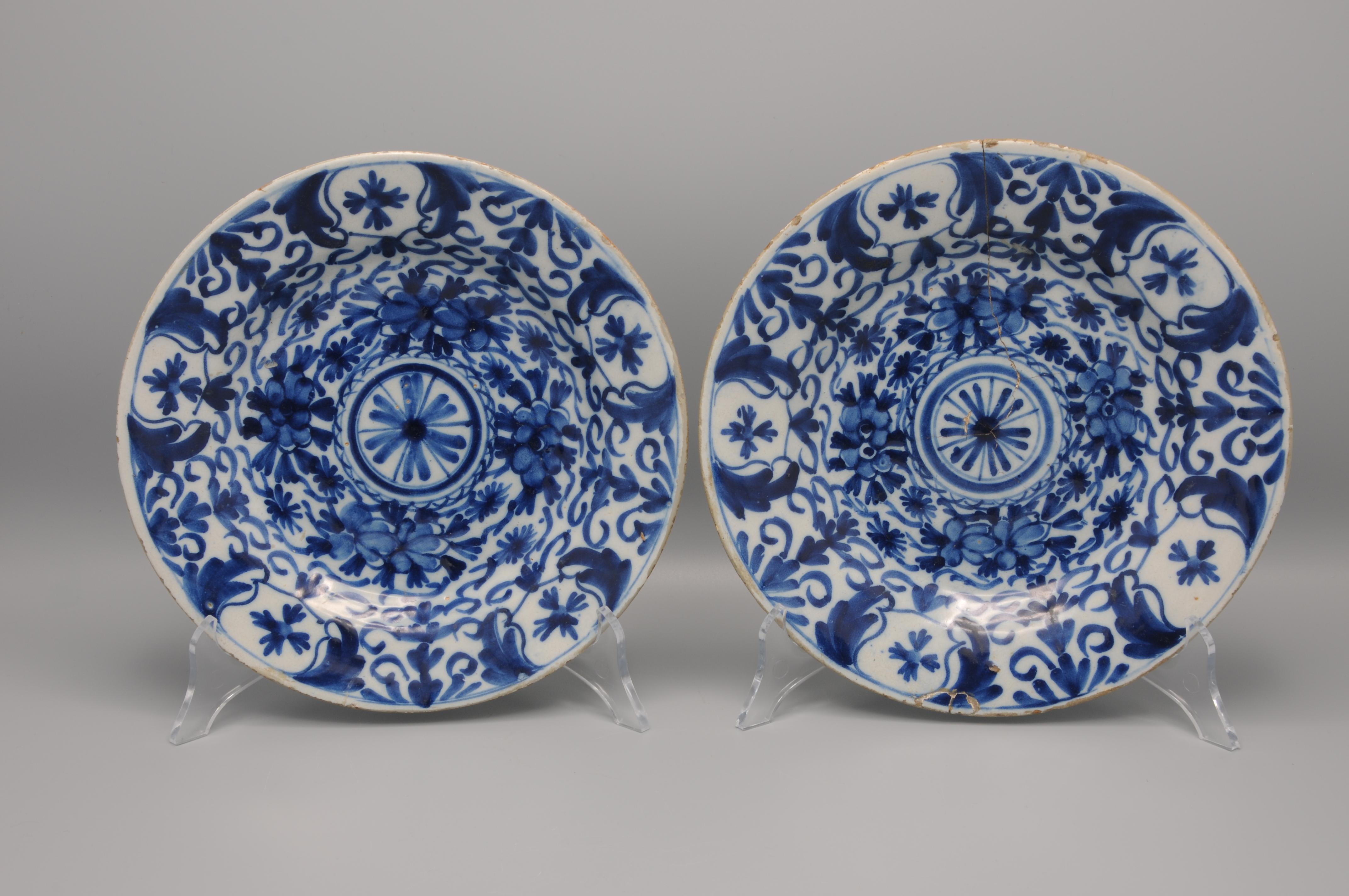 Earthenware Delft - Pair of plates - Late 18th century  For Sale