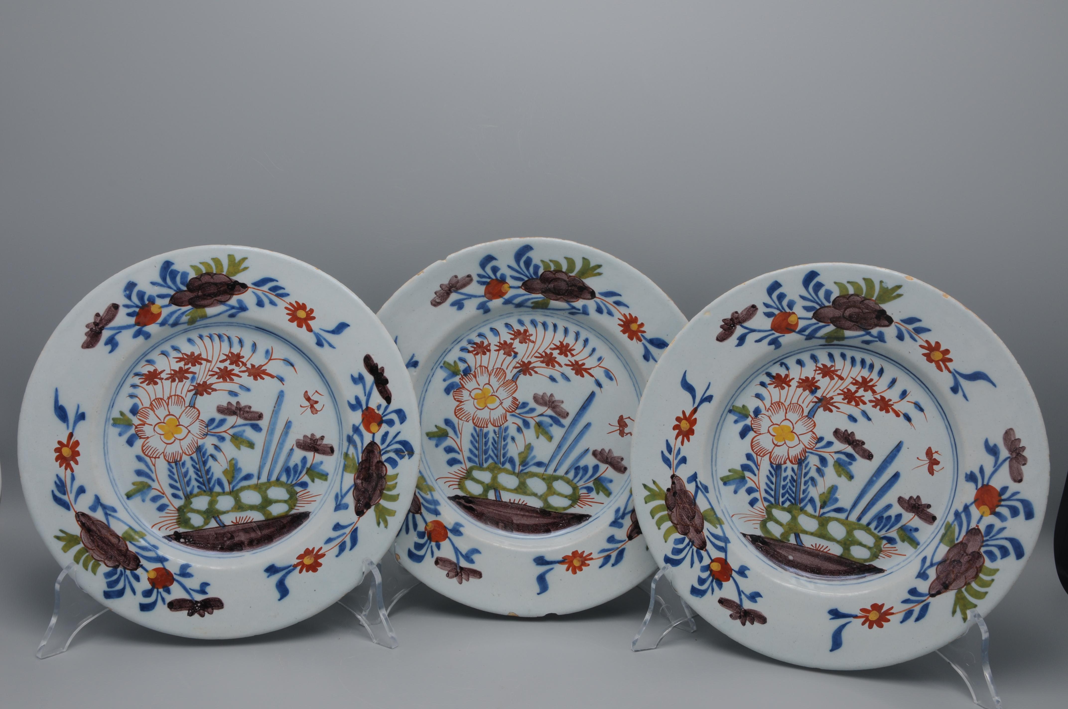 Delft - Pair of polychrome floral Delftware plates - 18th century 2