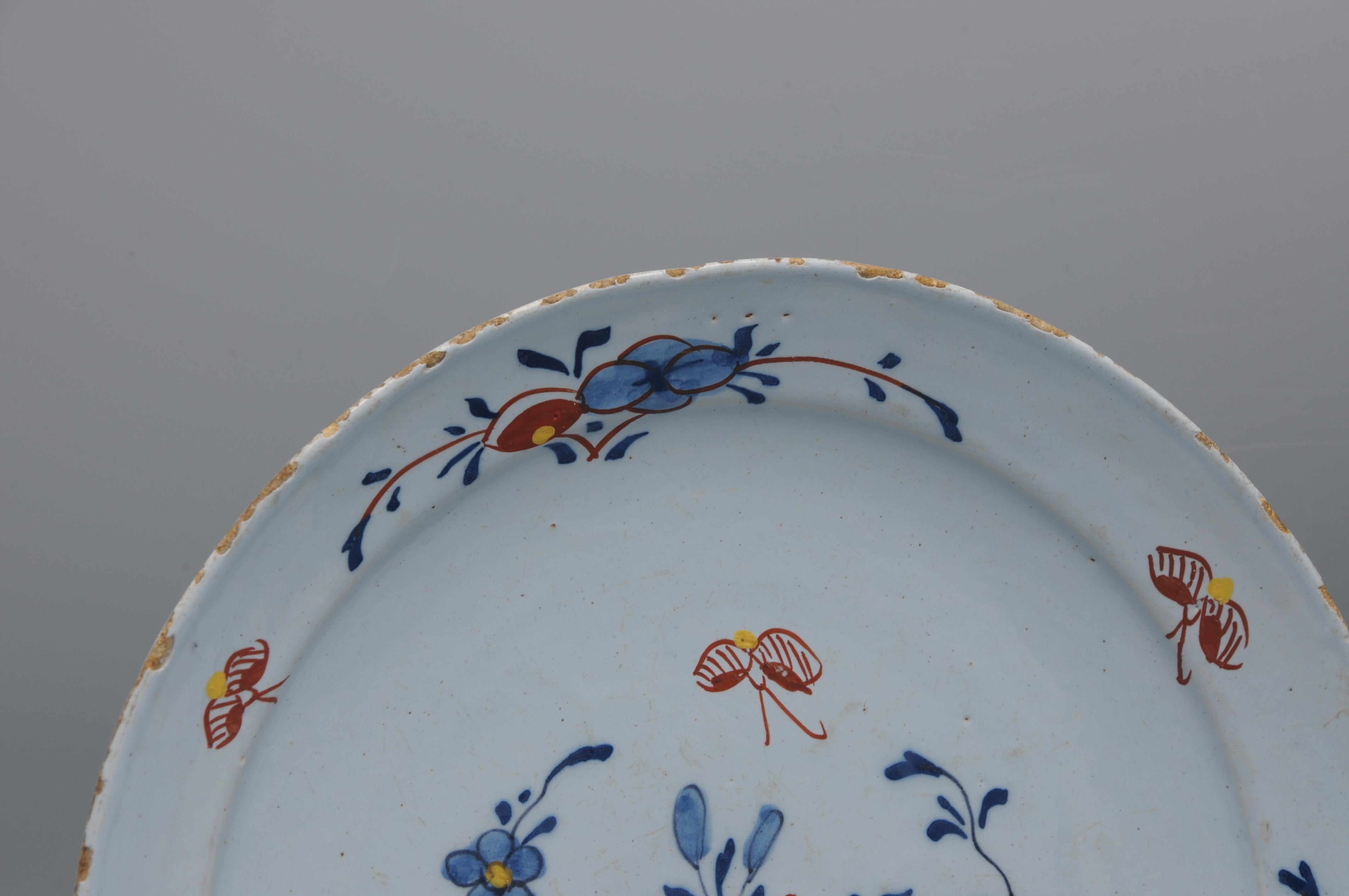 Paire d'assiettes florales polychromes en faïence de Delft - 18ème siècle en vente 2