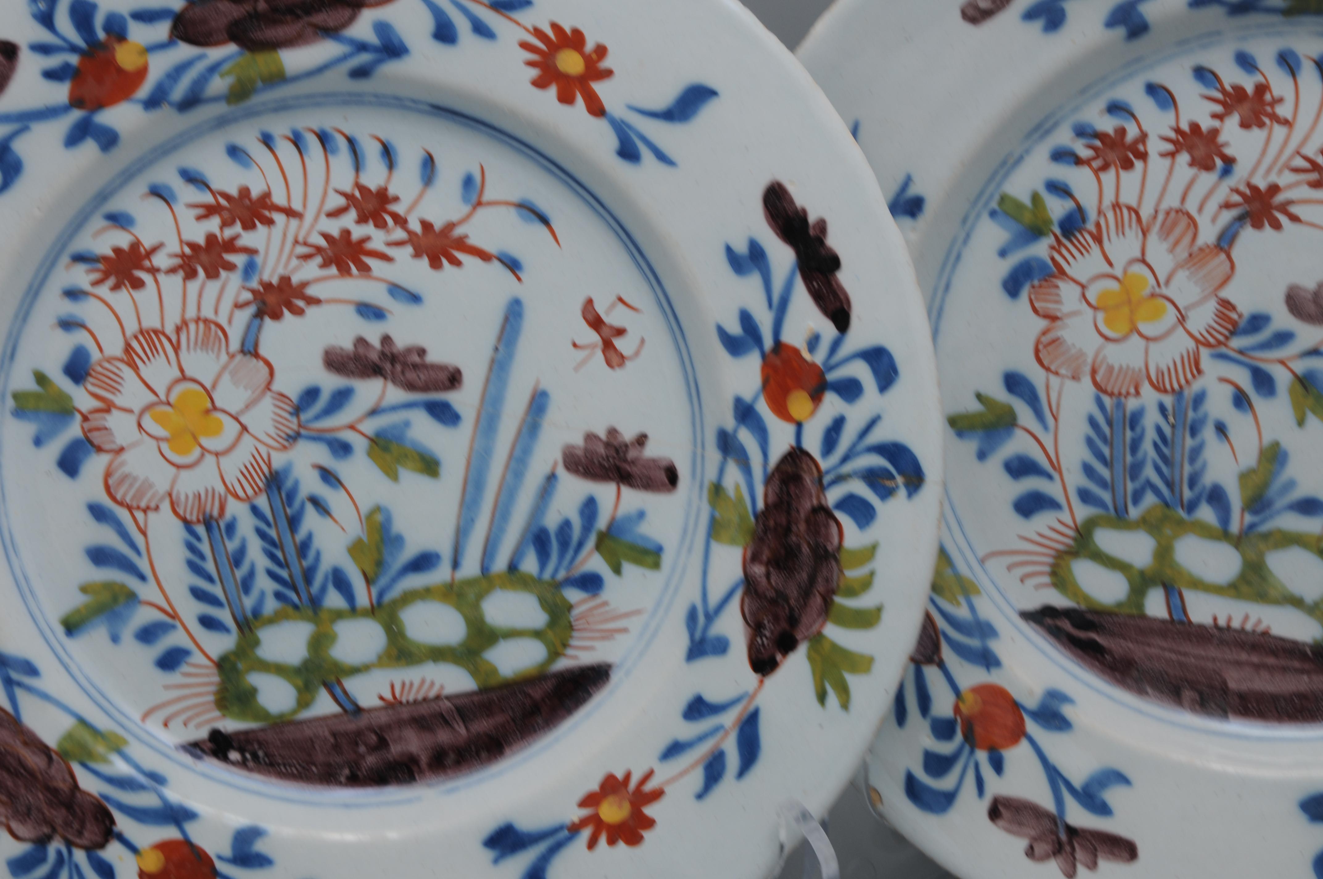 Delft - Pair of polychrome floral Delftware plates - 18th century 3