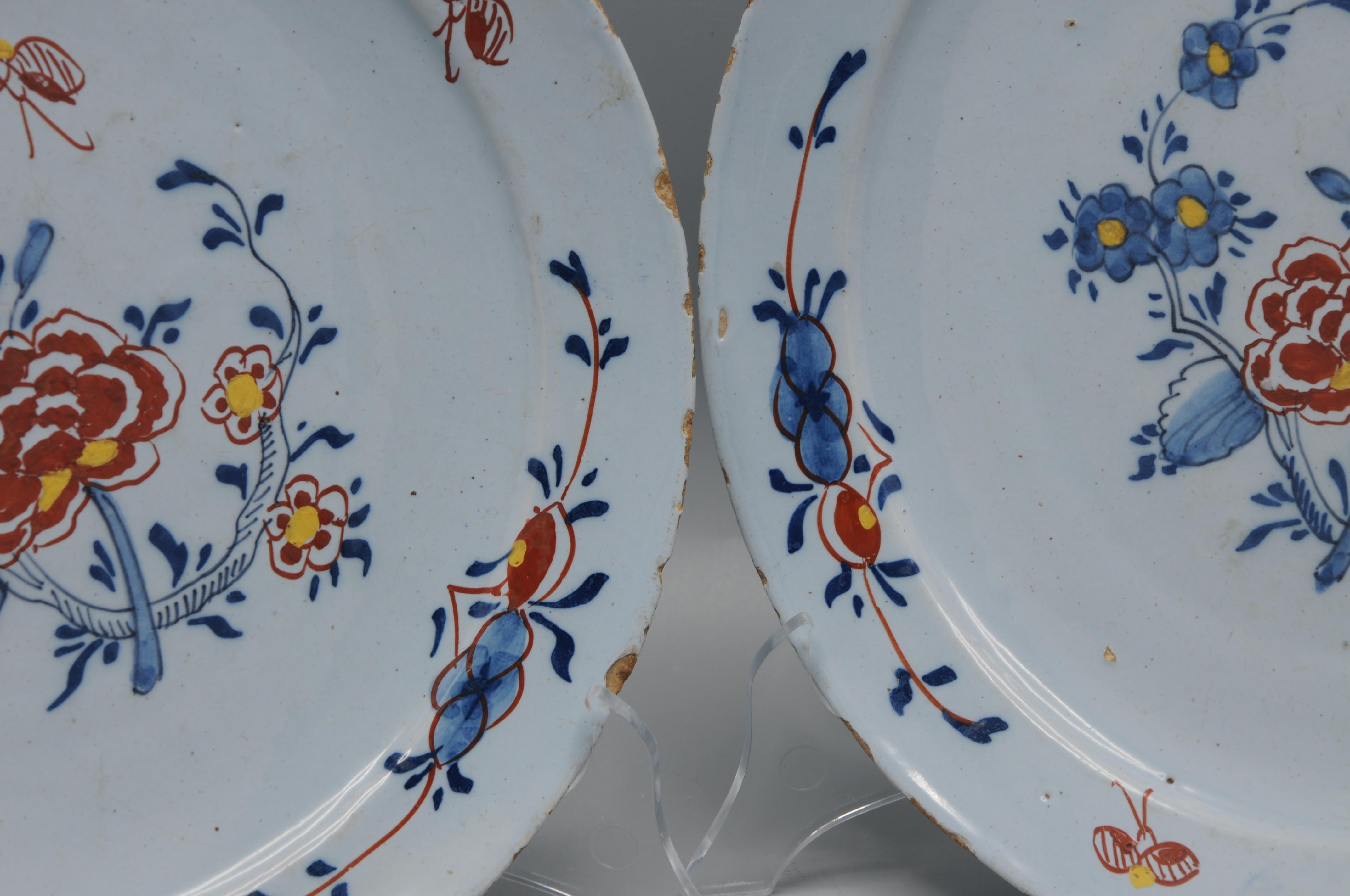 Paire d'assiettes florales polychromes en faïence de Delft - 18ème siècle en vente 3