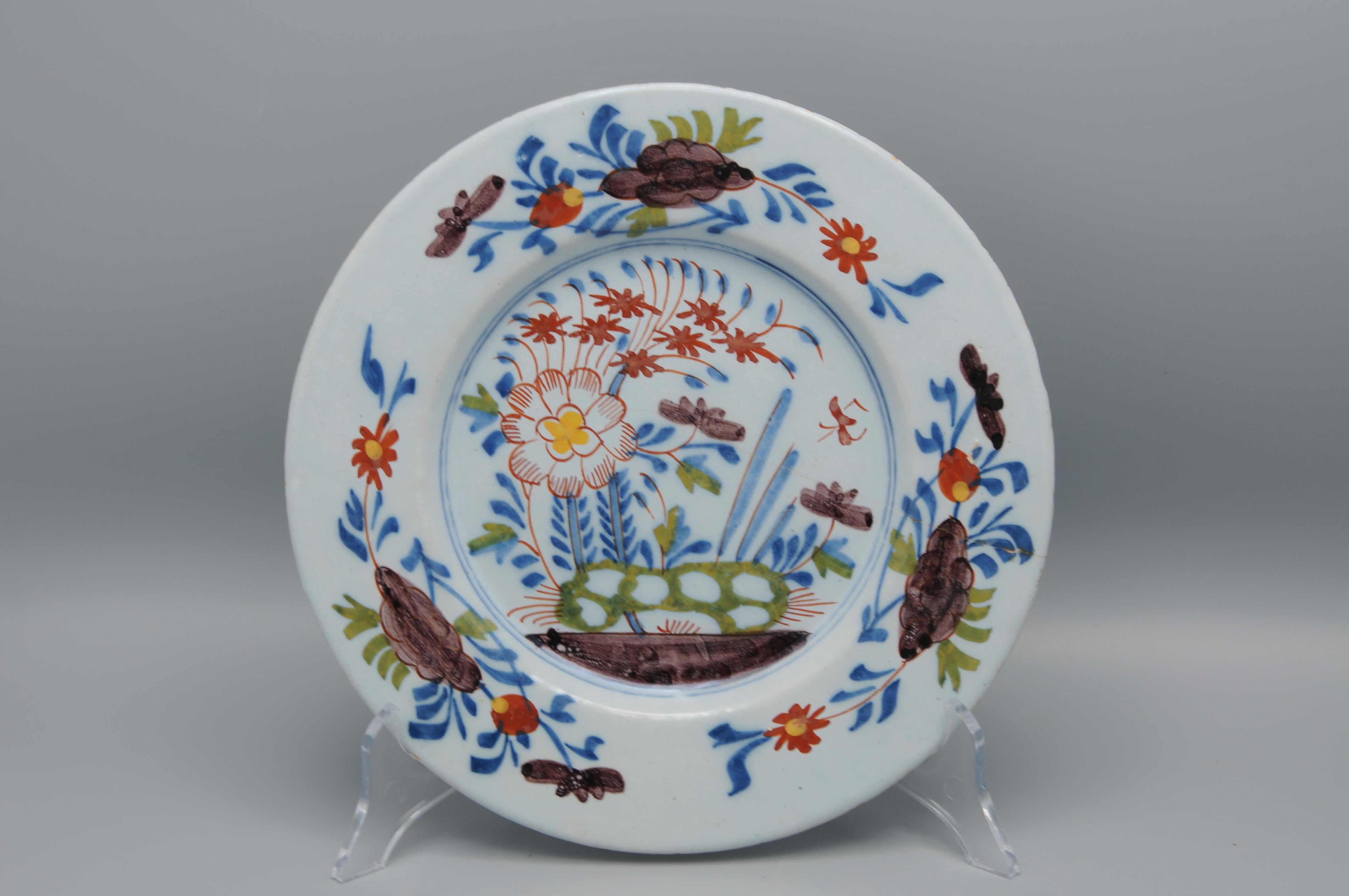 Delft - Pair of polychrome floral Delftware plates - 18th century 4